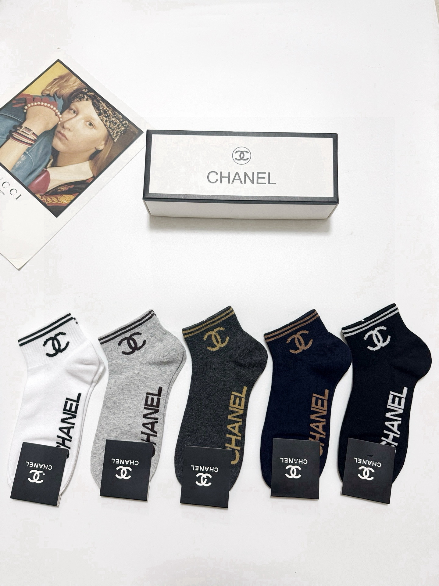  配包装
🌟【一盒5 双】男女同款
 🌟Chanel 香奈儿 经典字母logo ins超火爆短袜，纯棉面