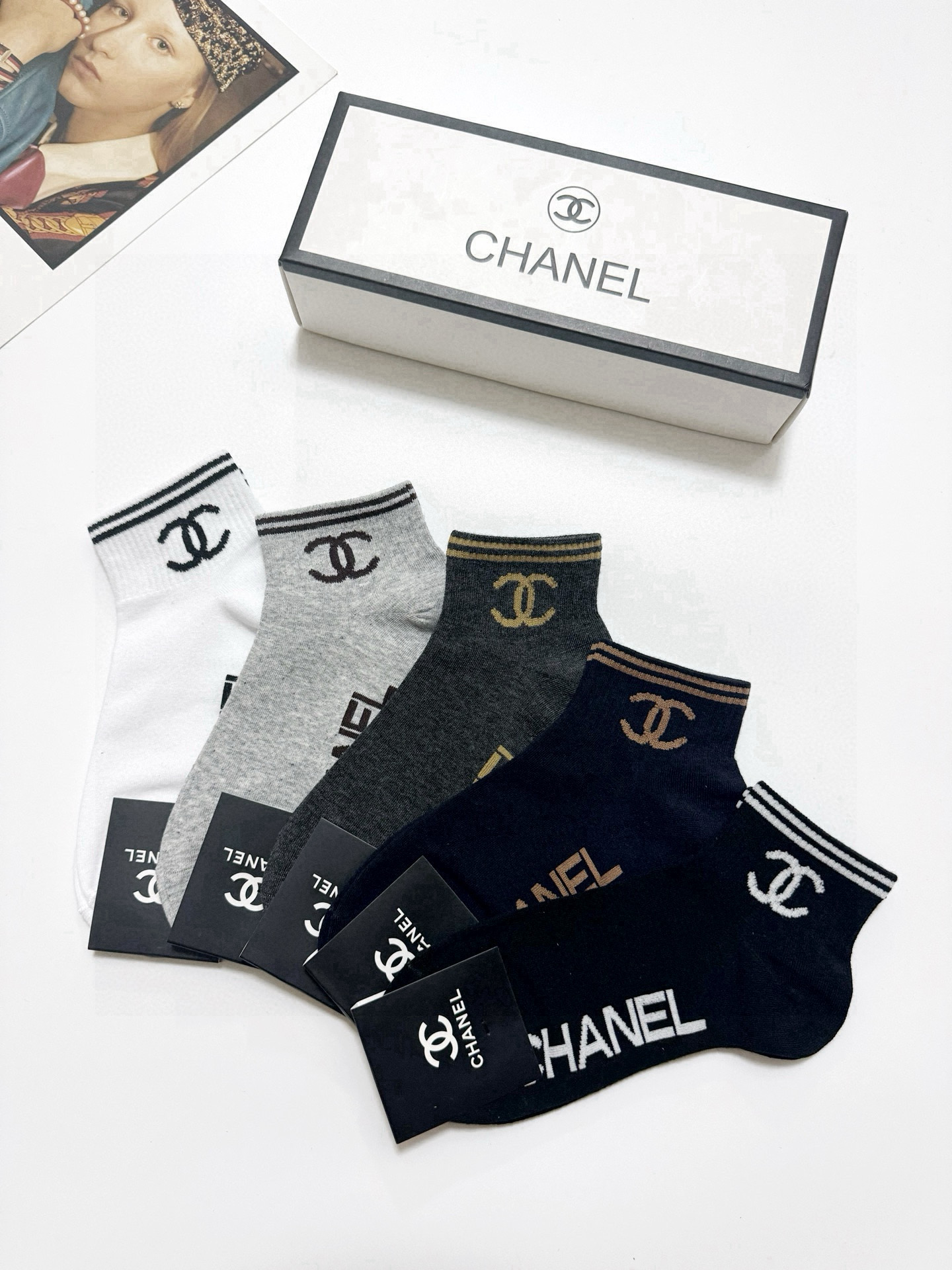  配包装
🌟【一盒5 双】男女同款
 🌟Chanel 香奈儿 经典字母logo ins超火爆短袜，纯棉面