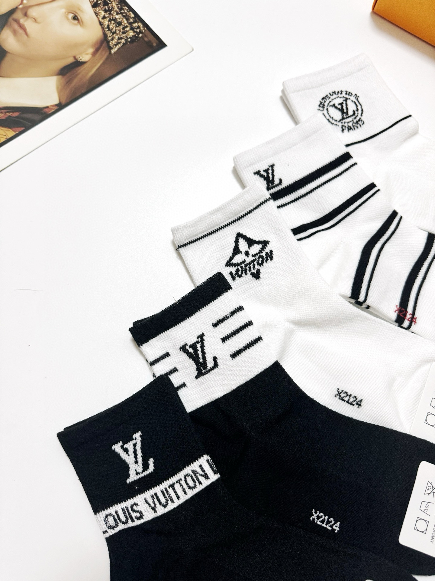  配包装
🌟【一盒5 双】
 🌟LV 路易威登 经典字母logo ins超火爆短筒袜，纯棉面料，潮人必备