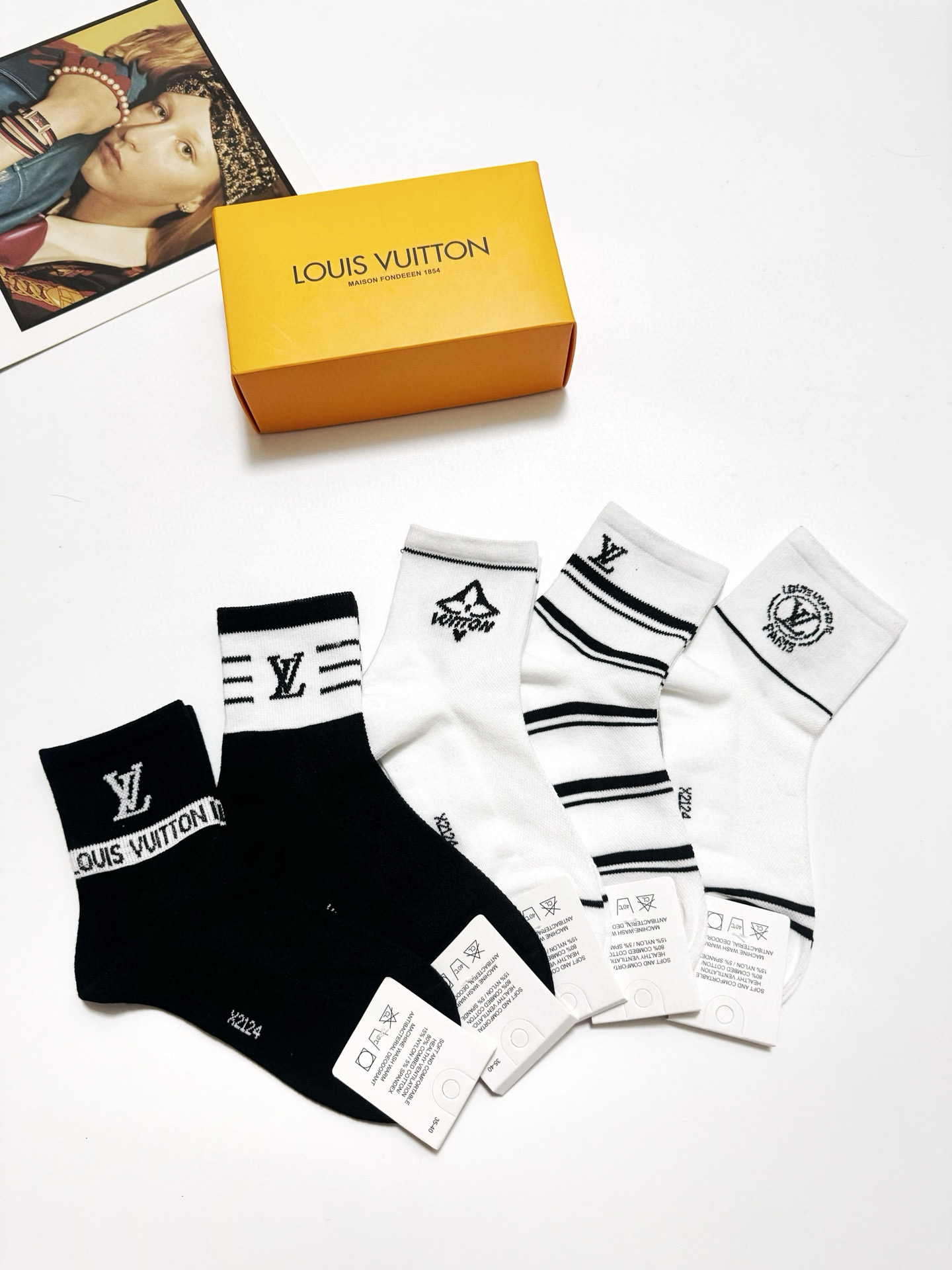  配包装
🌟【一盒5 双】
 🌟LV 路易威登 经典字母logo ins超火爆短筒袜，纯棉面料，潮人必备