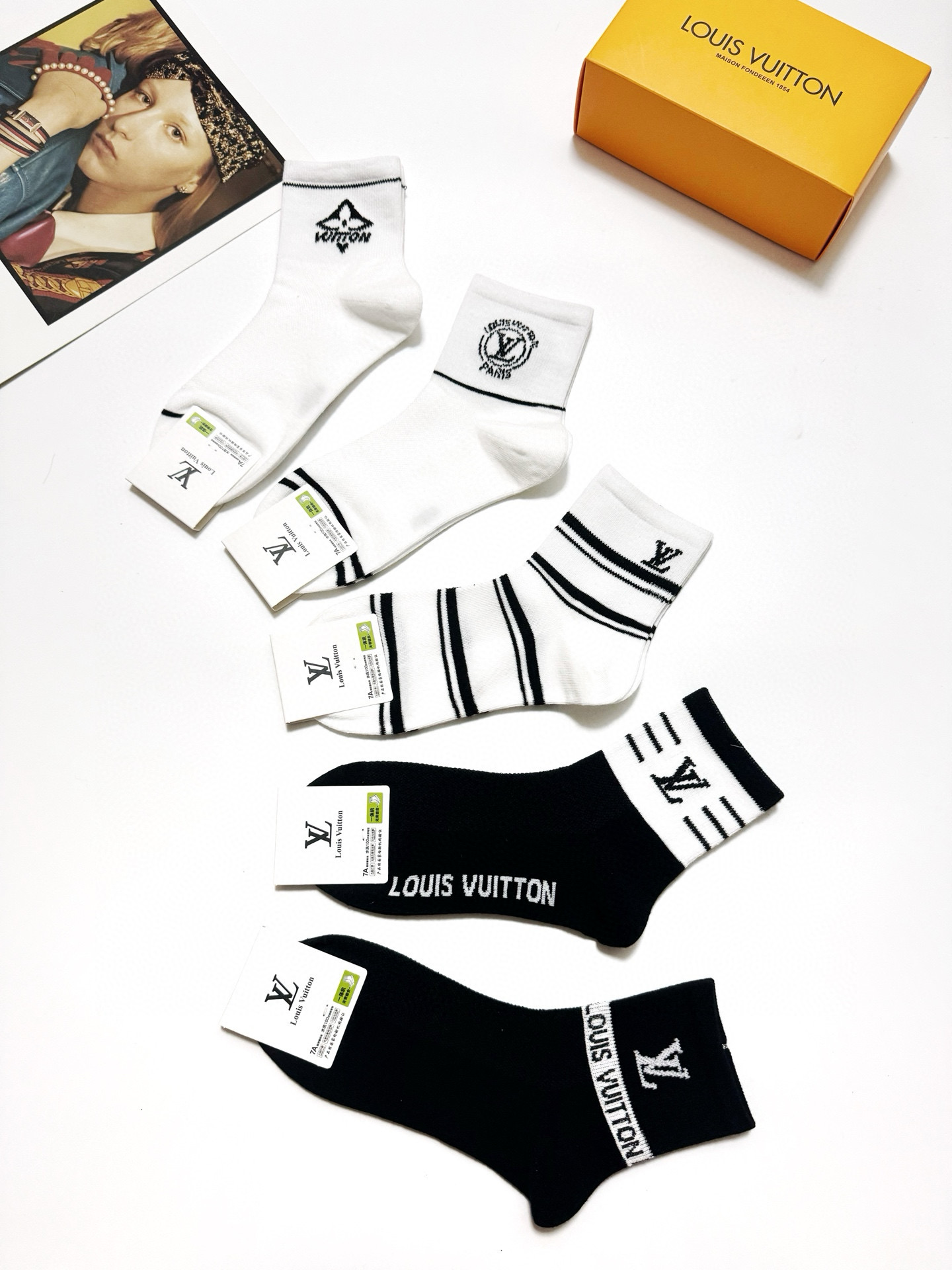  配包装
🌟【一盒5 双】
 🌟LV 路易威登 经典字母logo ins超火爆短筒袜，纯棉面料，潮人必备