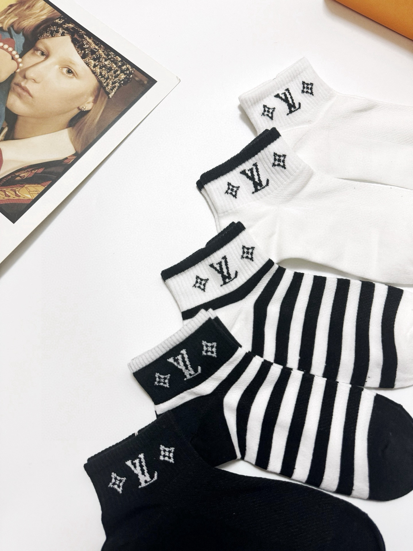  配包装
🌟【一盒5 双】
 🌟LV 路易威登 经典字母logo ins超火爆短袜，纯棉面料，潮人必备 