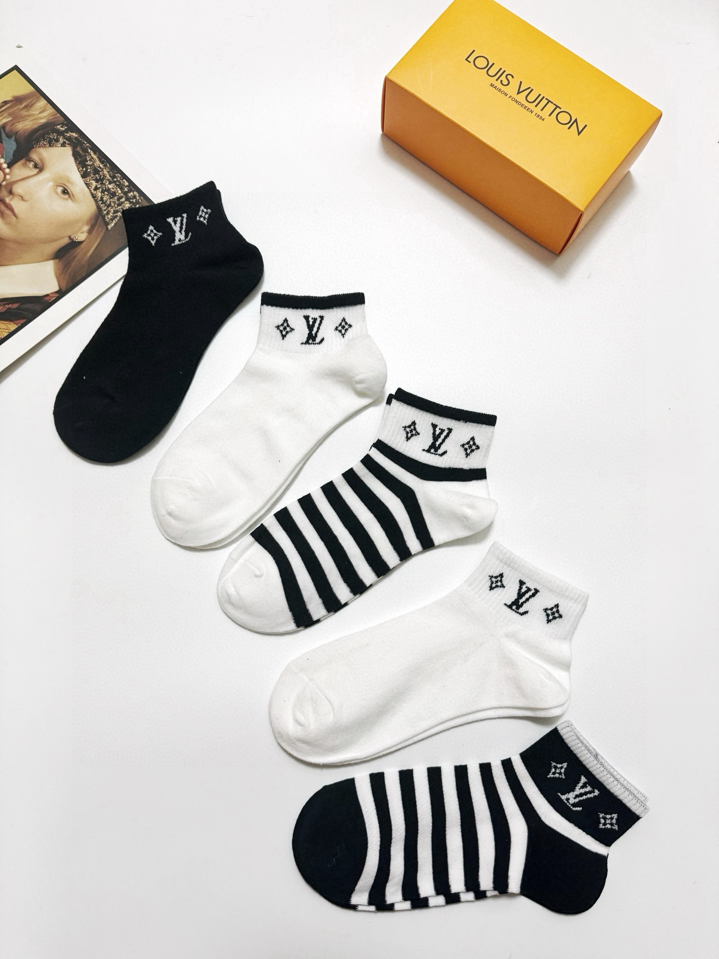  配包装
🌟【一盒5 双】
 🌟LV 路易威登 经典字母logo ins超火爆短袜，纯棉面料，潮人必备 
