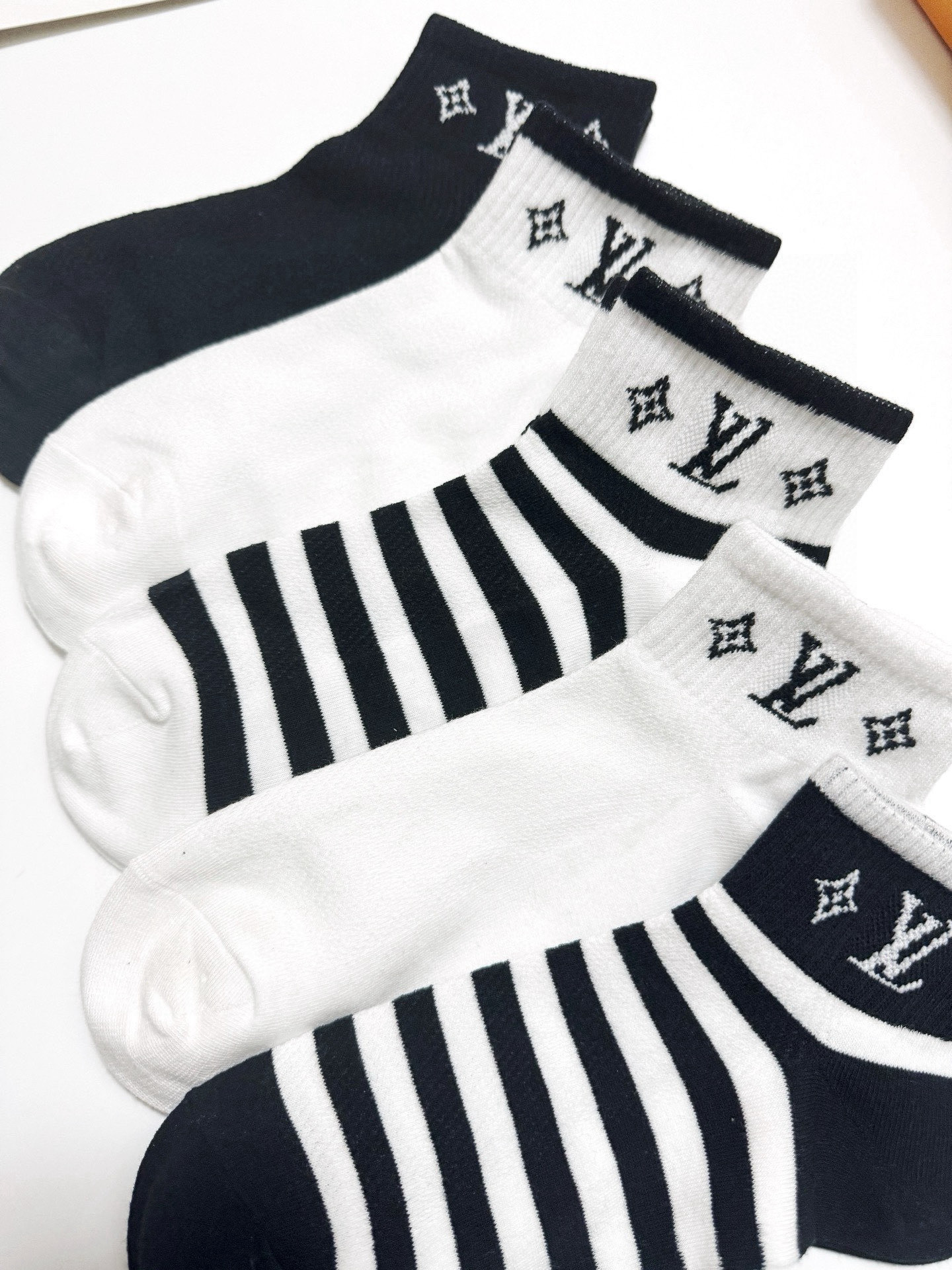  配包装
🌟【一盒5 双】
 🌟LV 路易威登 经典字母logo ins超火爆短袜，纯棉面料，潮人必备 