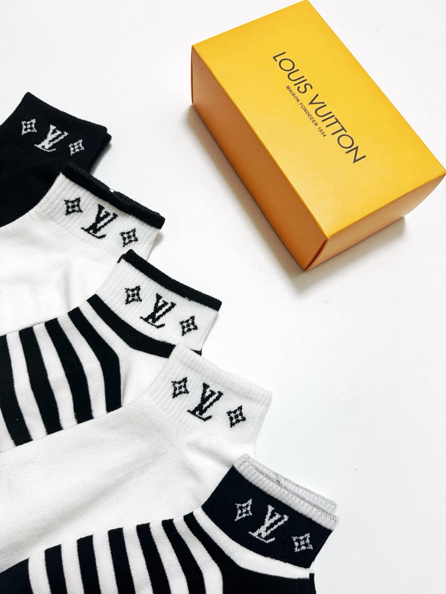  配包装
🌟【一盒5 双】
 🌟LV 路易威登 经典字母logo ins超火爆短袜，纯棉面料，潮人必备 