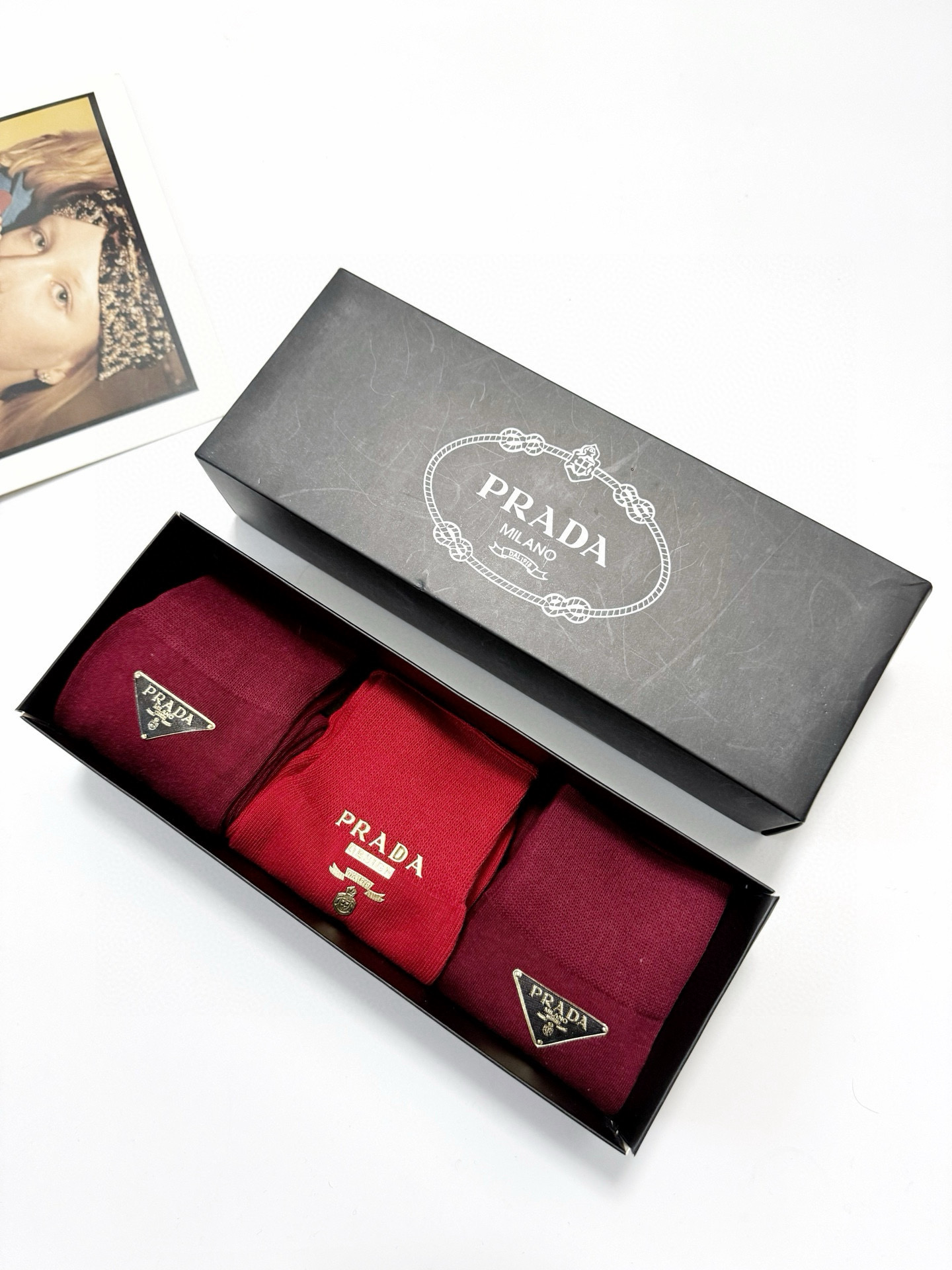  配包装
🌟【一盒3 双】
 🌟Prada 普拉达 经典字母logo 纯棉针织中筒袜  小腿袜。ins超