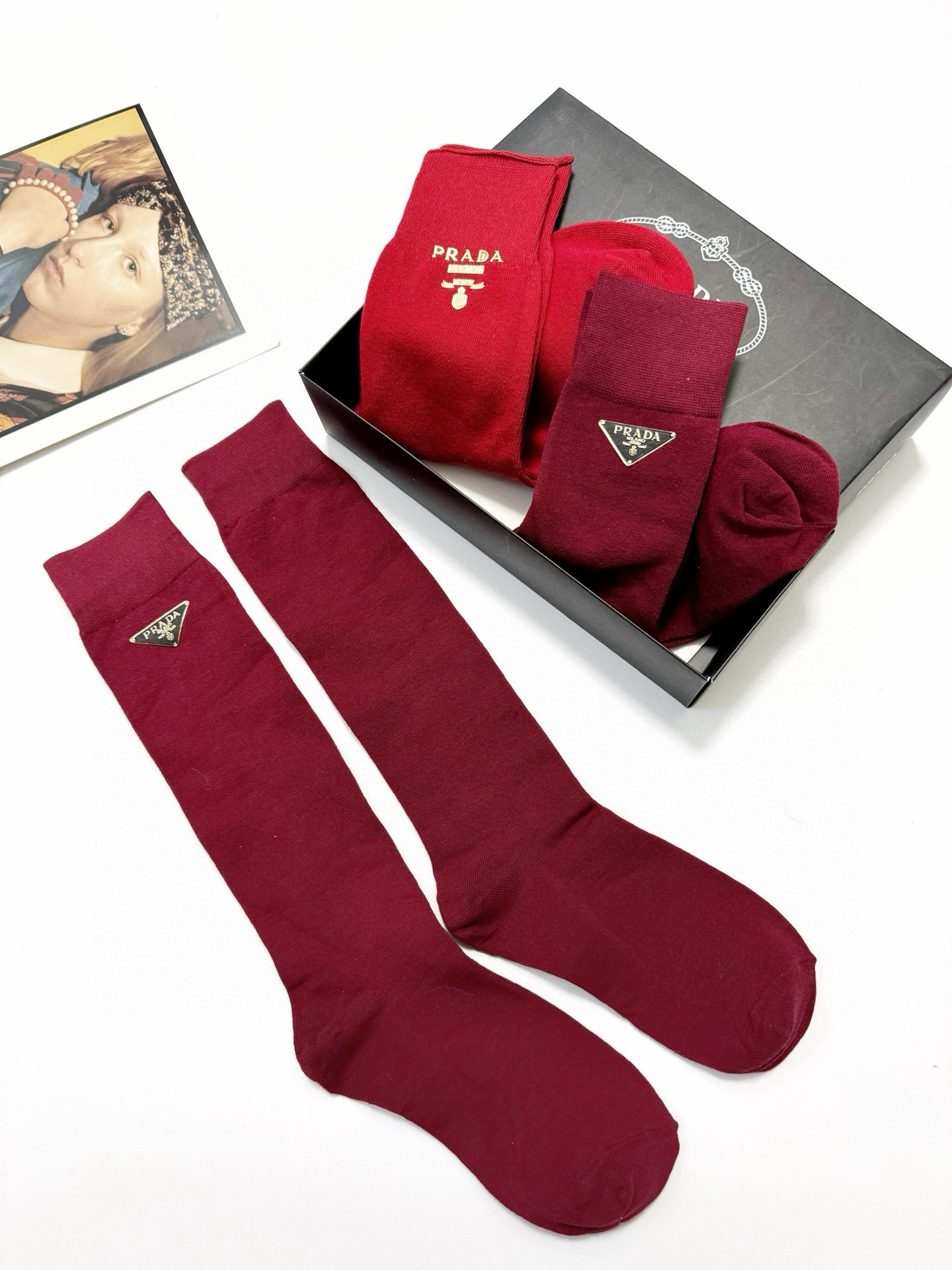  配包装
🌟【一盒3 双】
 🌟Prada 普拉达 经典字母logo 纯棉针织中筒袜  小腿袜。ins超