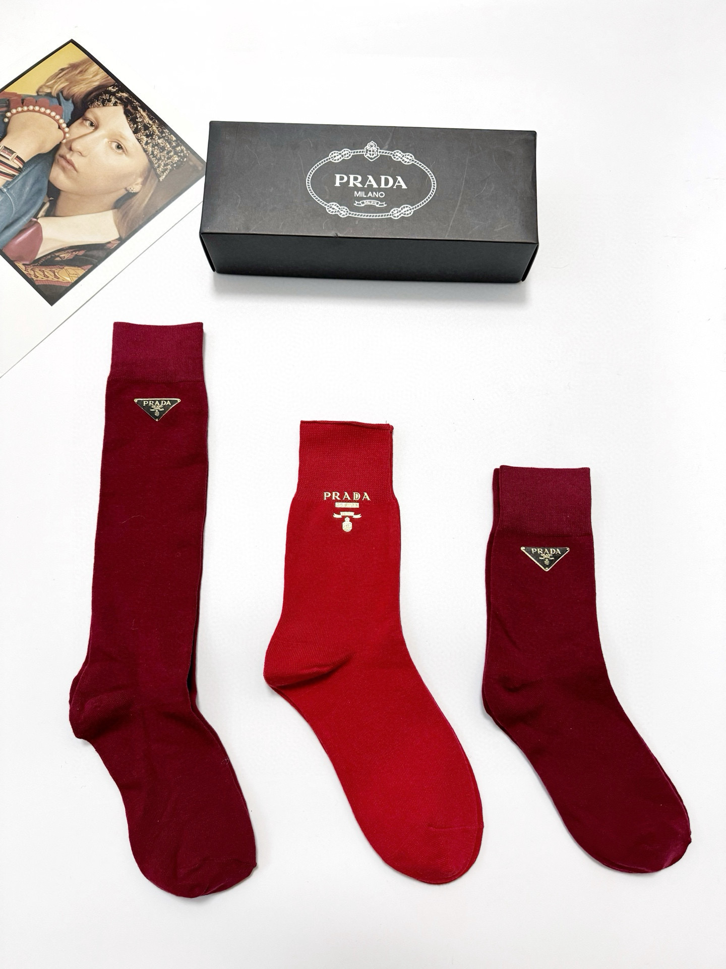  配包装
🌟【一盒3 双】
 🌟Prada 普拉达 经典字母logo 纯棉针织中筒袜  小腿袜。ins超