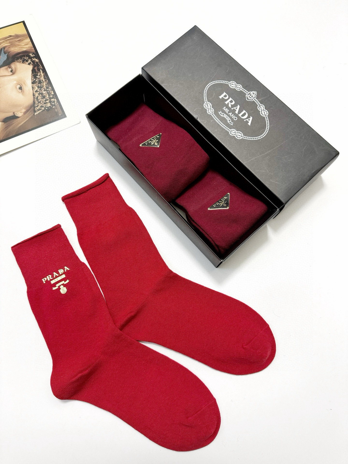  配包装
🌟【一盒3 双】
 🌟Prada 普拉达 经典字母logo 纯棉针织中筒袜  小腿袜。ins超