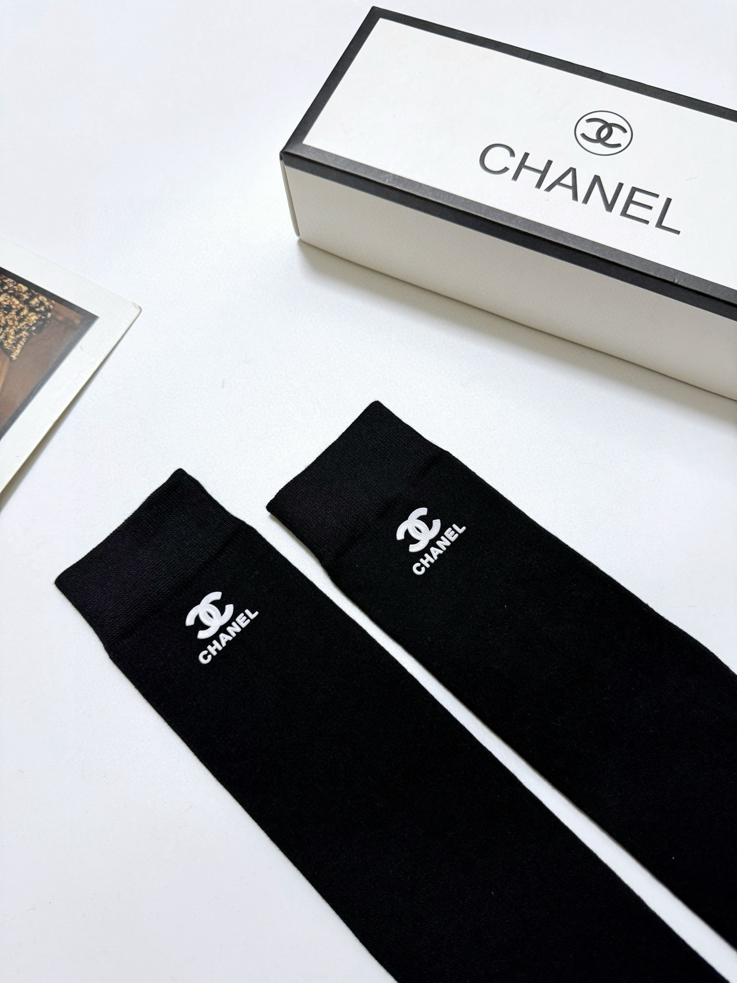  配包装
🌟【一盒一双】
🌟Chanel 香奈儿 经典双C 字母logo 纯棉长筒袜 小腿袜 
🌟ins