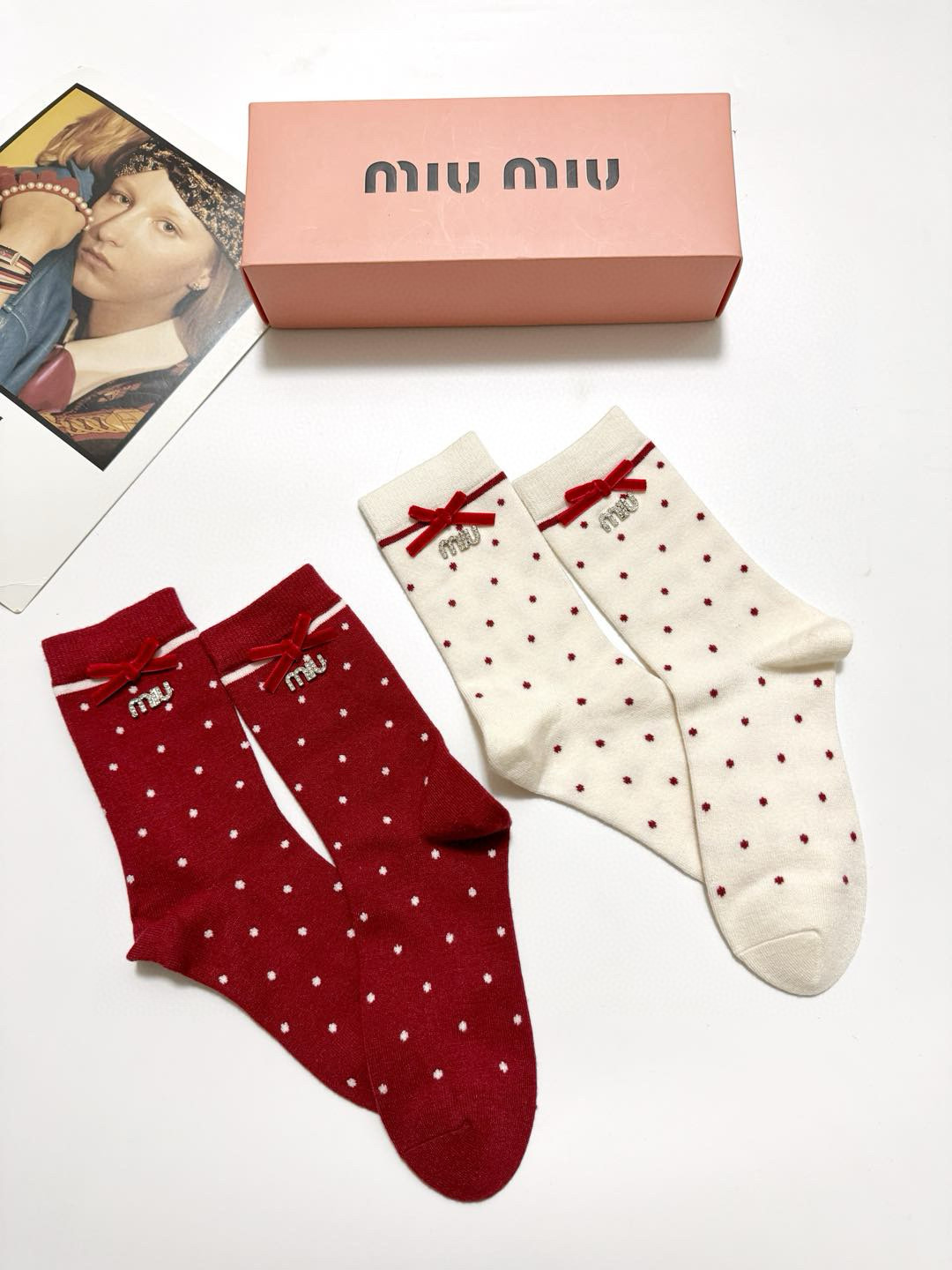 🌟  【一盒2双】
🌟缪缪 miumiu 经典字母logo纯棉中筒袜  
🌟ins爆款！专柜在售ing 
