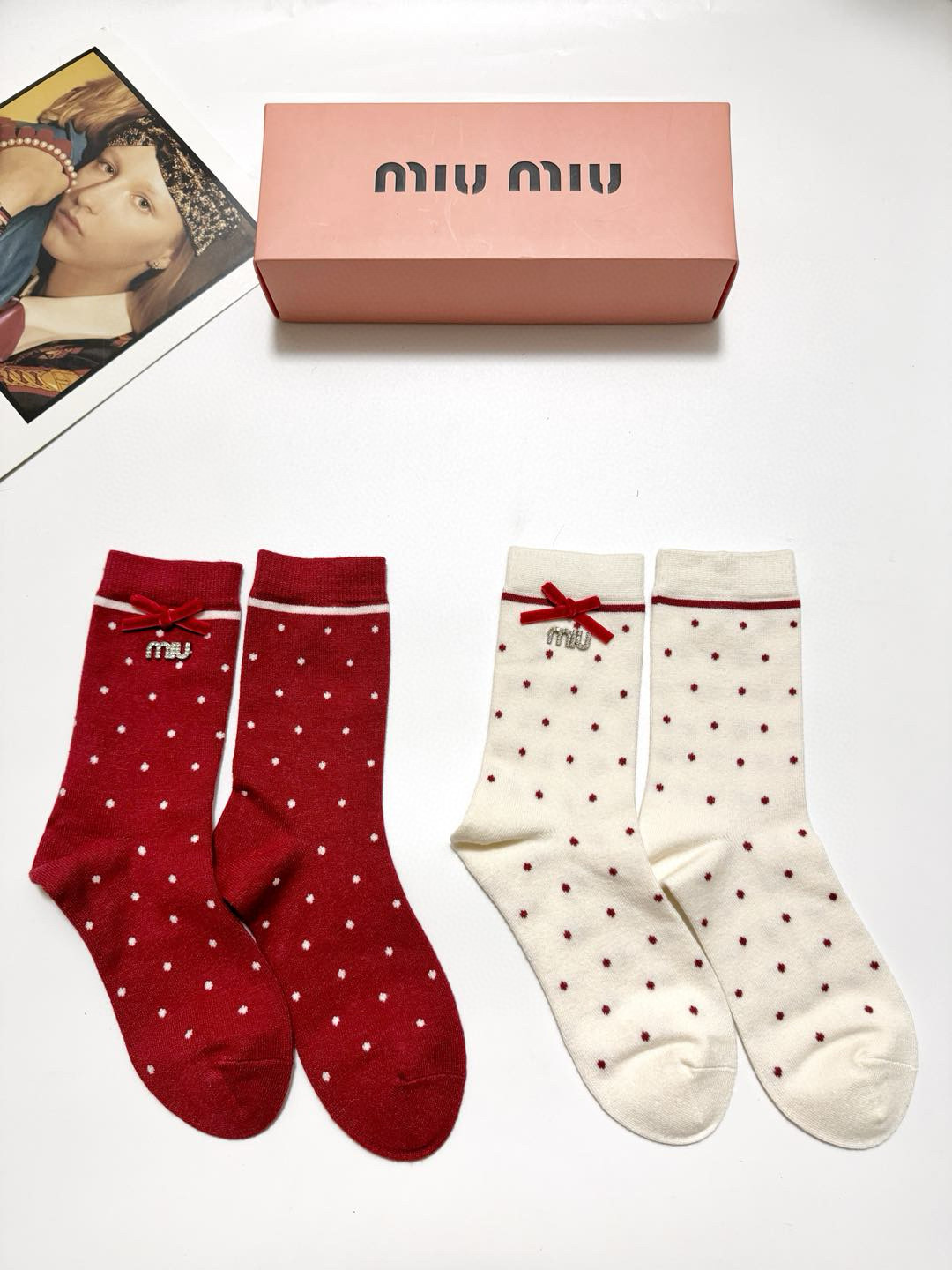 🌟  【一盒2双】
🌟缪缪 miumiu 经典字母logo纯棉中筒袜  
🌟ins爆款！专柜在售ing 
