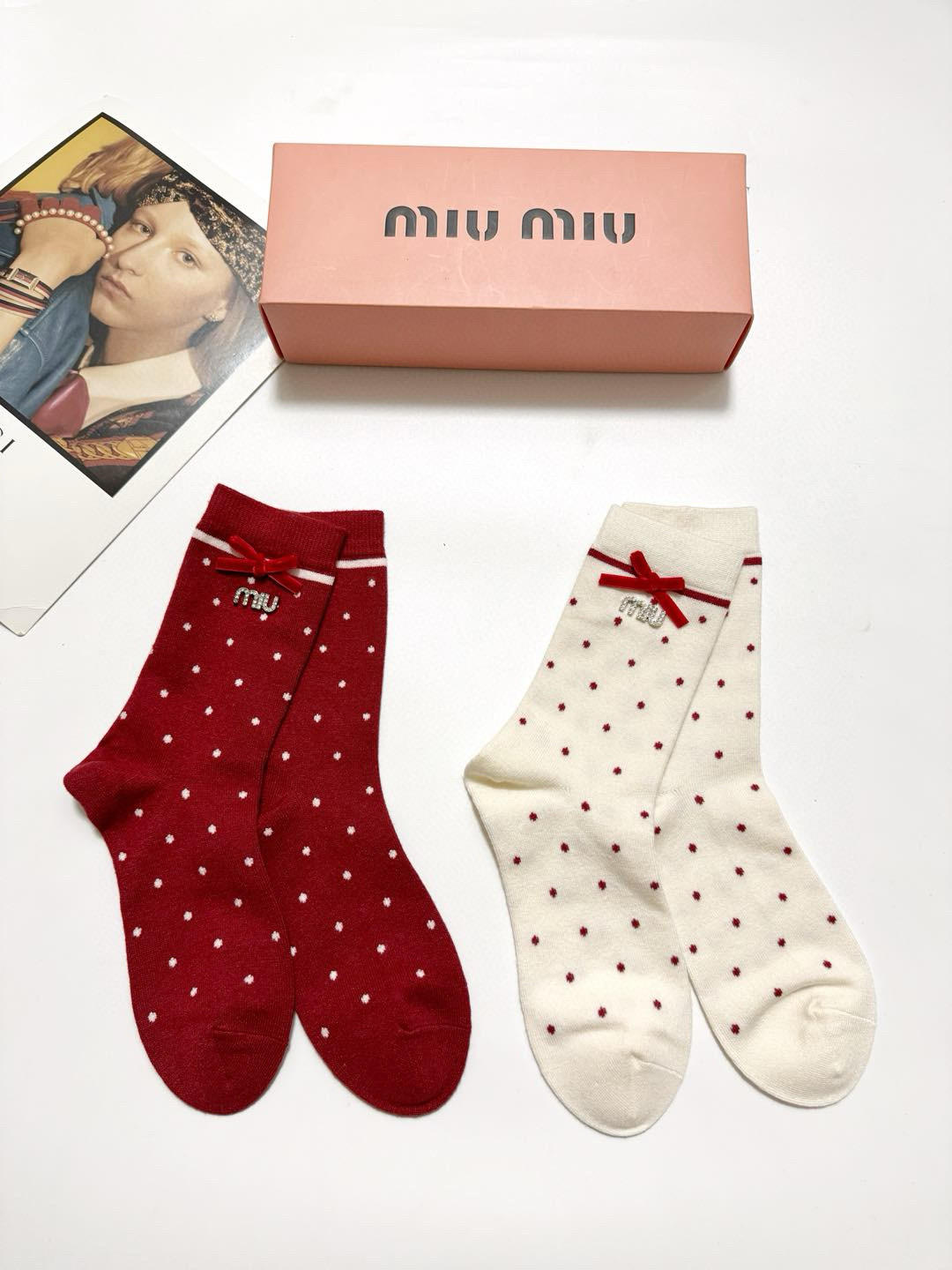🌟  【一盒2双】
🌟缪缪 miumiu 经典字母logo纯棉中筒袜  
🌟ins爆款！专柜在售ing 