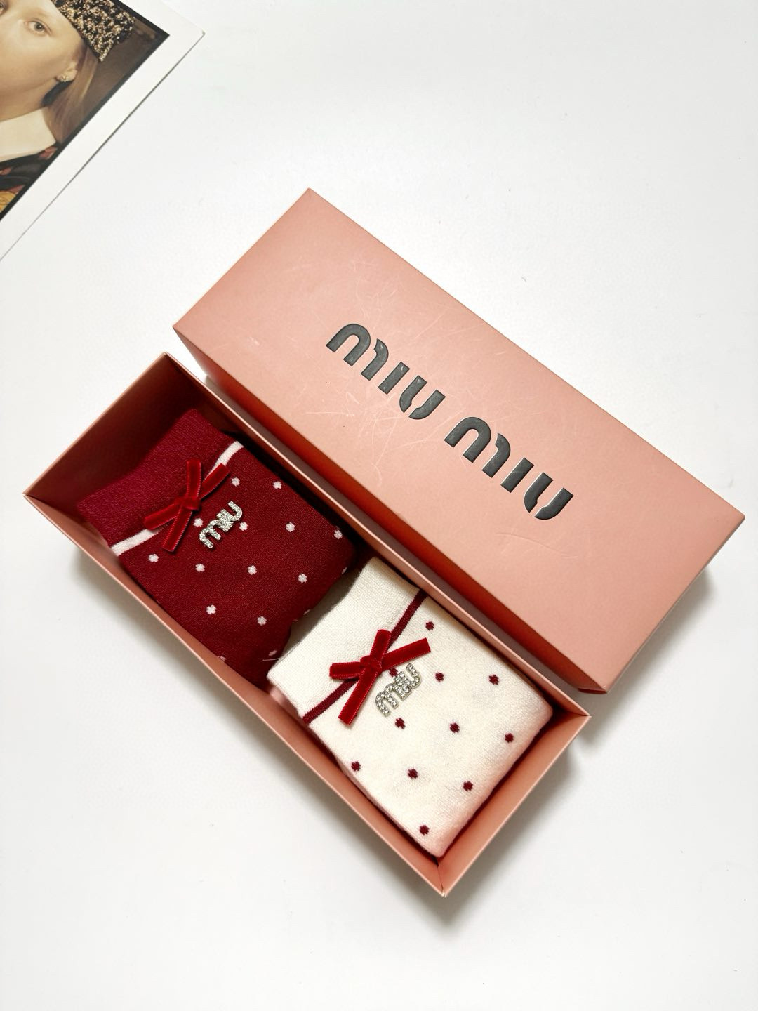 🌟  【一盒2双】
🌟缪缪 miumiu 经典字母logo纯棉中筒袜  
🌟ins爆款！专柜在售ing 