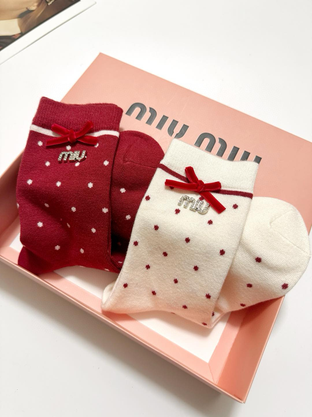🌟  【一盒2双】
🌟缪缪 miumiu 经典字母logo纯棉中筒袜  
🌟ins爆款！专柜在售ing 