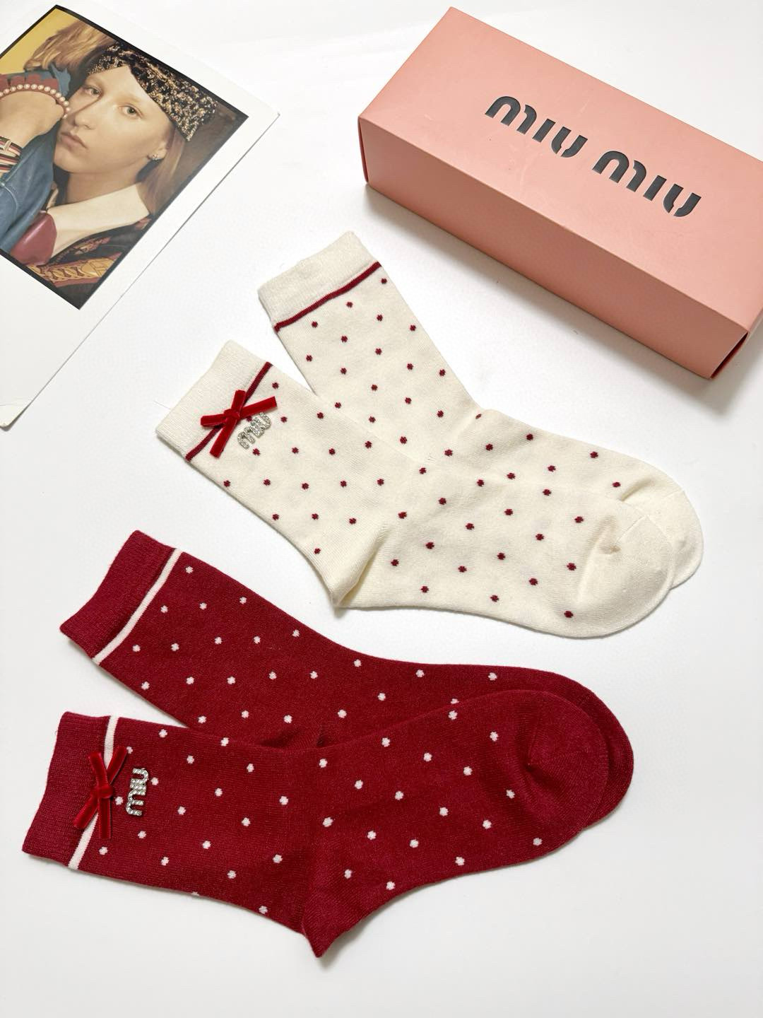 🌟  【一盒2双】
🌟缪缪 miumiu 经典字母logo纯棉中筒袜  
🌟ins爆款！专柜在售ing 