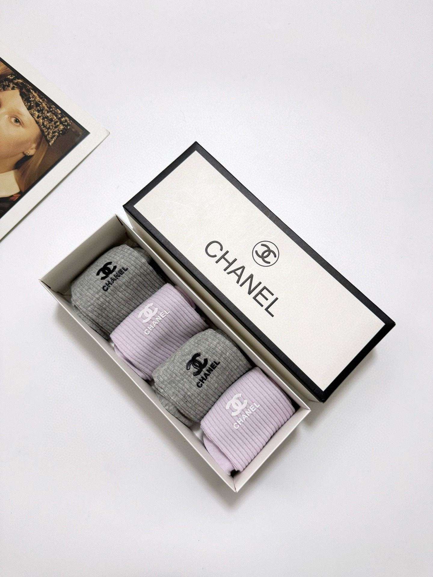  配包装
🌟【一盒4 双】
🌟Chanel 香奈儿 经典字母logo 超薄无骨中筒袜，纯棉 条纹小腿袜 