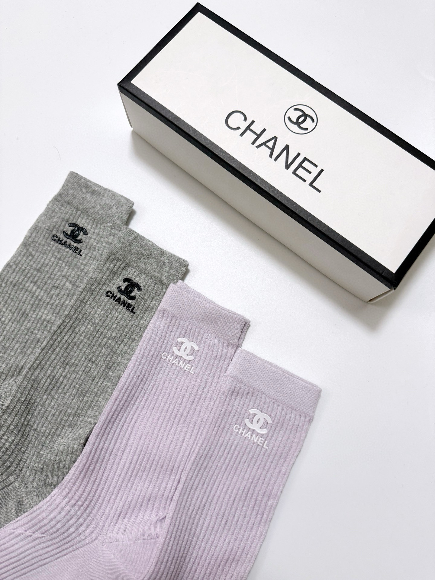  配包装
🌟【一盒4 双】
🌟Chanel 香奈儿 经典字母logo 超薄无骨中筒袜，纯棉 条纹小腿袜 