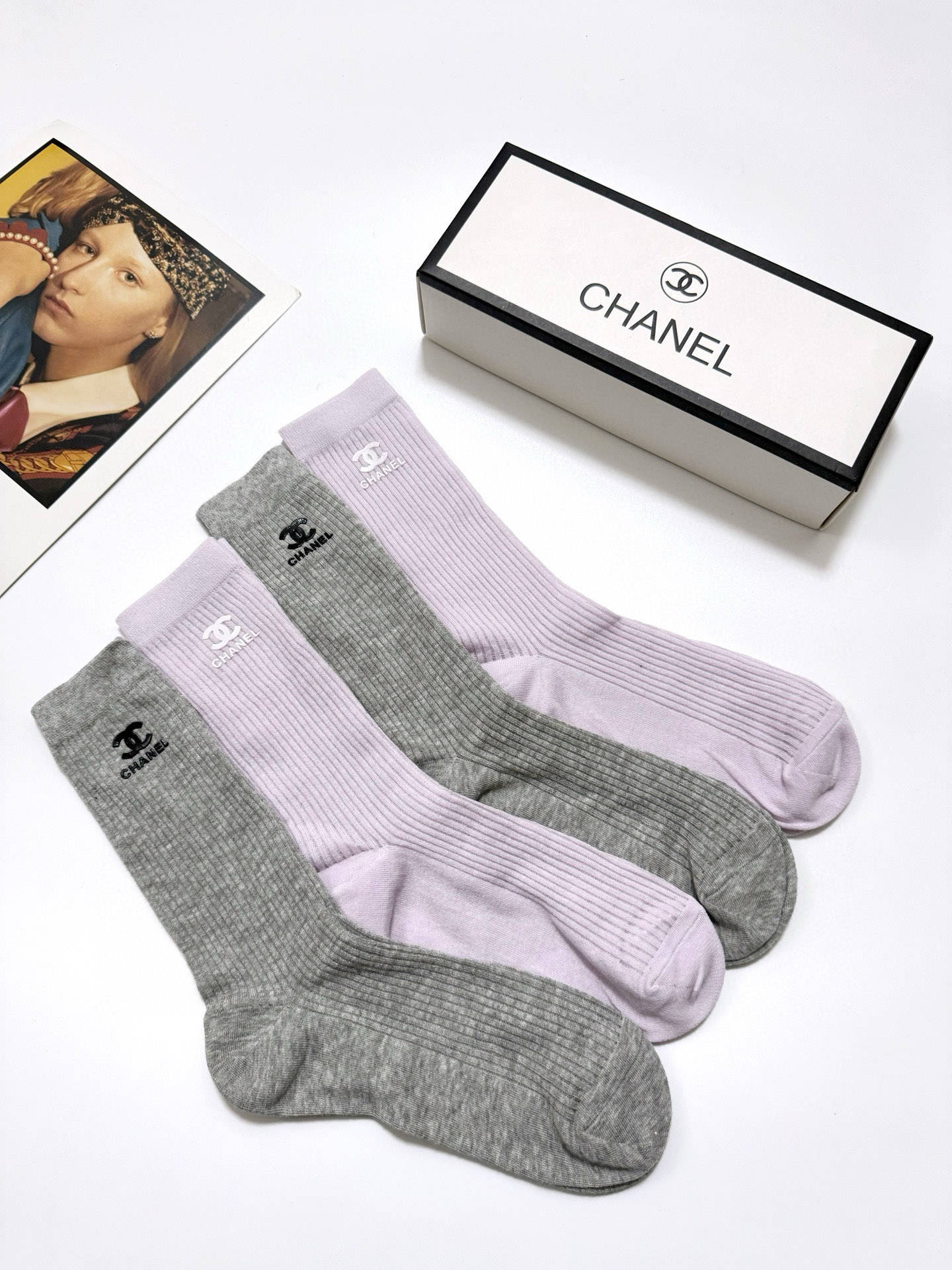  配包装
🌟【一盒4 双】
🌟Chanel 香奈儿 经典字母logo 超薄无骨中筒袜，纯棉 条纹小腿袜 
