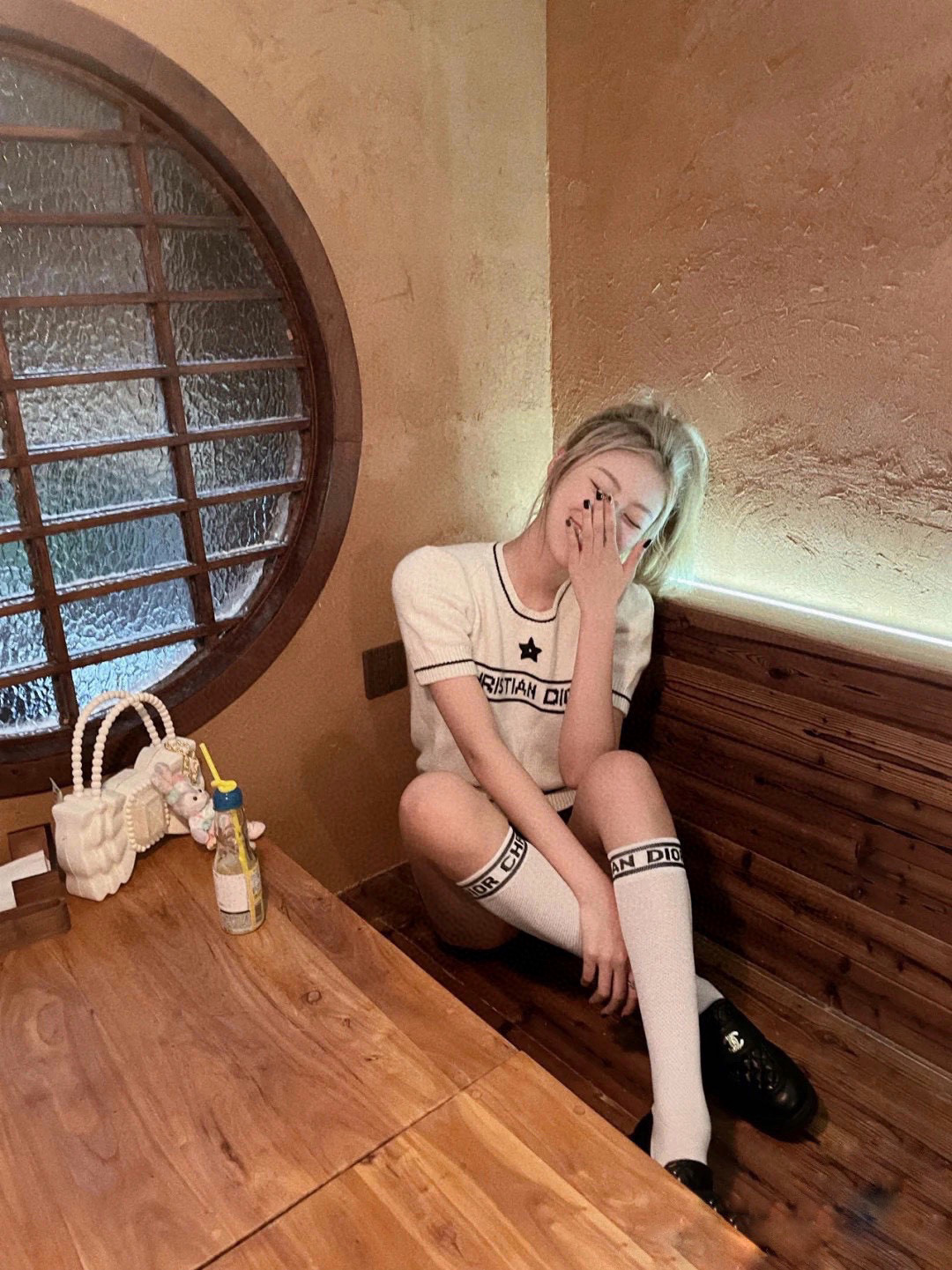  配包装
🌟【一盒2双】
🌟Dior 迪奥 棉混纺网眼中筒袜 小腿袜
🌟ins爆款！专柜在售ing 🌟高