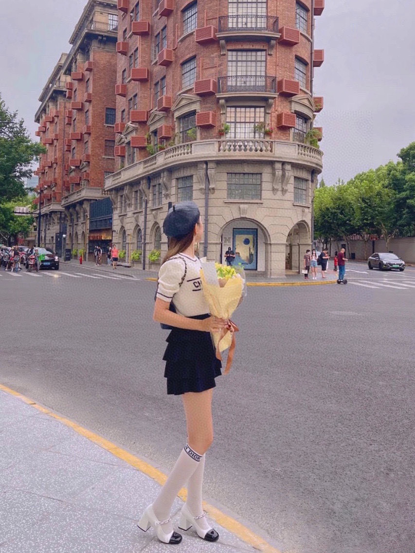  配包装
🌟【一盒2双】
🌟Dior 迪奥 棉混纺网眼中筒袜 小腿袜
🌟ins爆款！专柜在售ing 🌟高