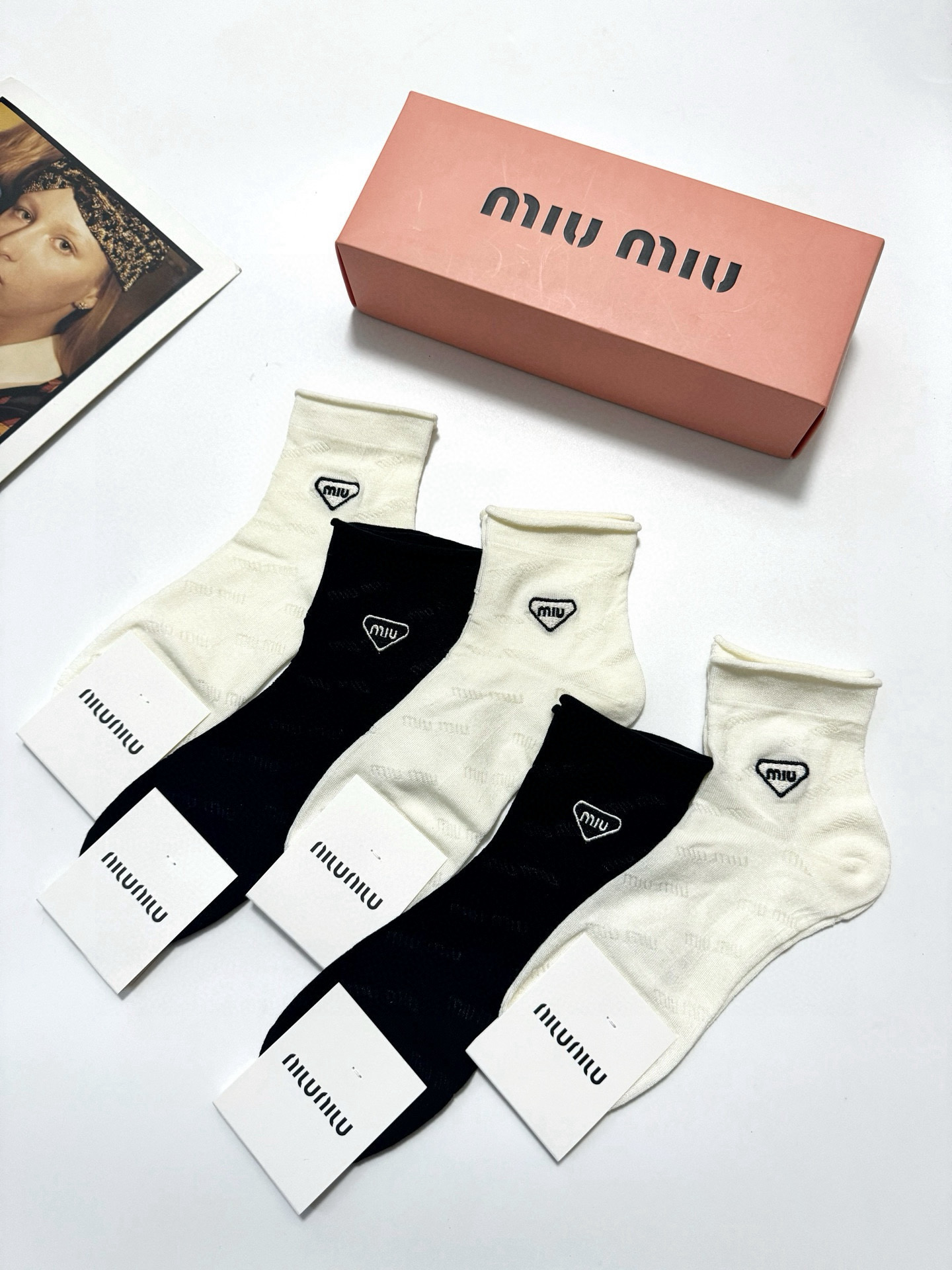  配包装
🌟【一盒5 双】
 🌟缪缪miumiu 经典字母刺绣logo 纯棉短筒袜 ，ins超火爆空调袜