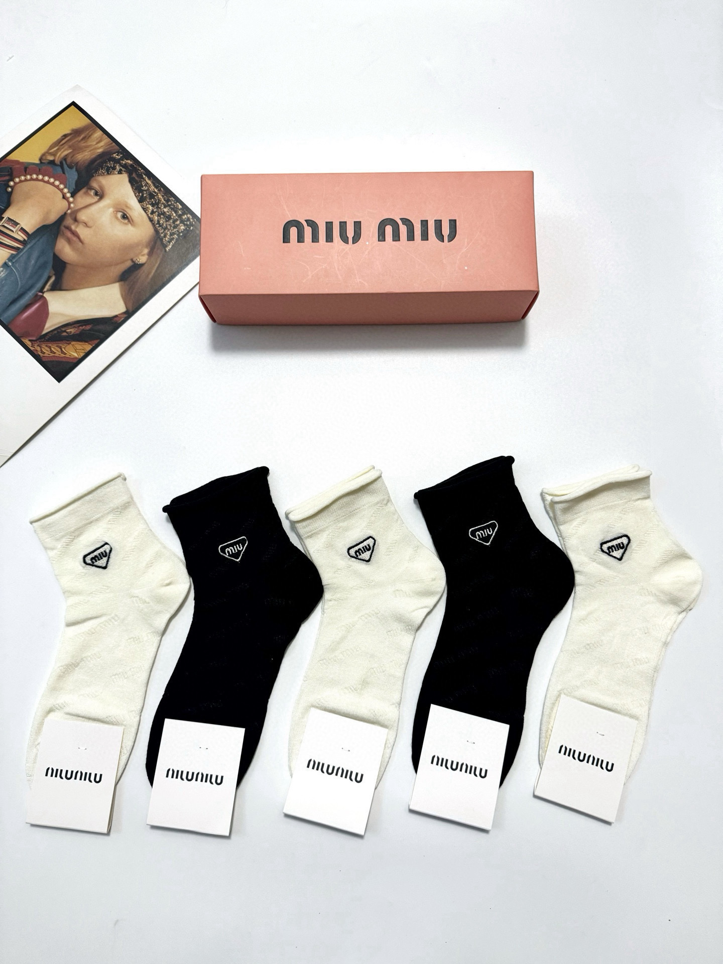  配包装
🌟【一盒5 双】
 🌟缪缪miumiu 经典字母刺绣logo 纯棉短筒袜 ，ins超火爆空调袜