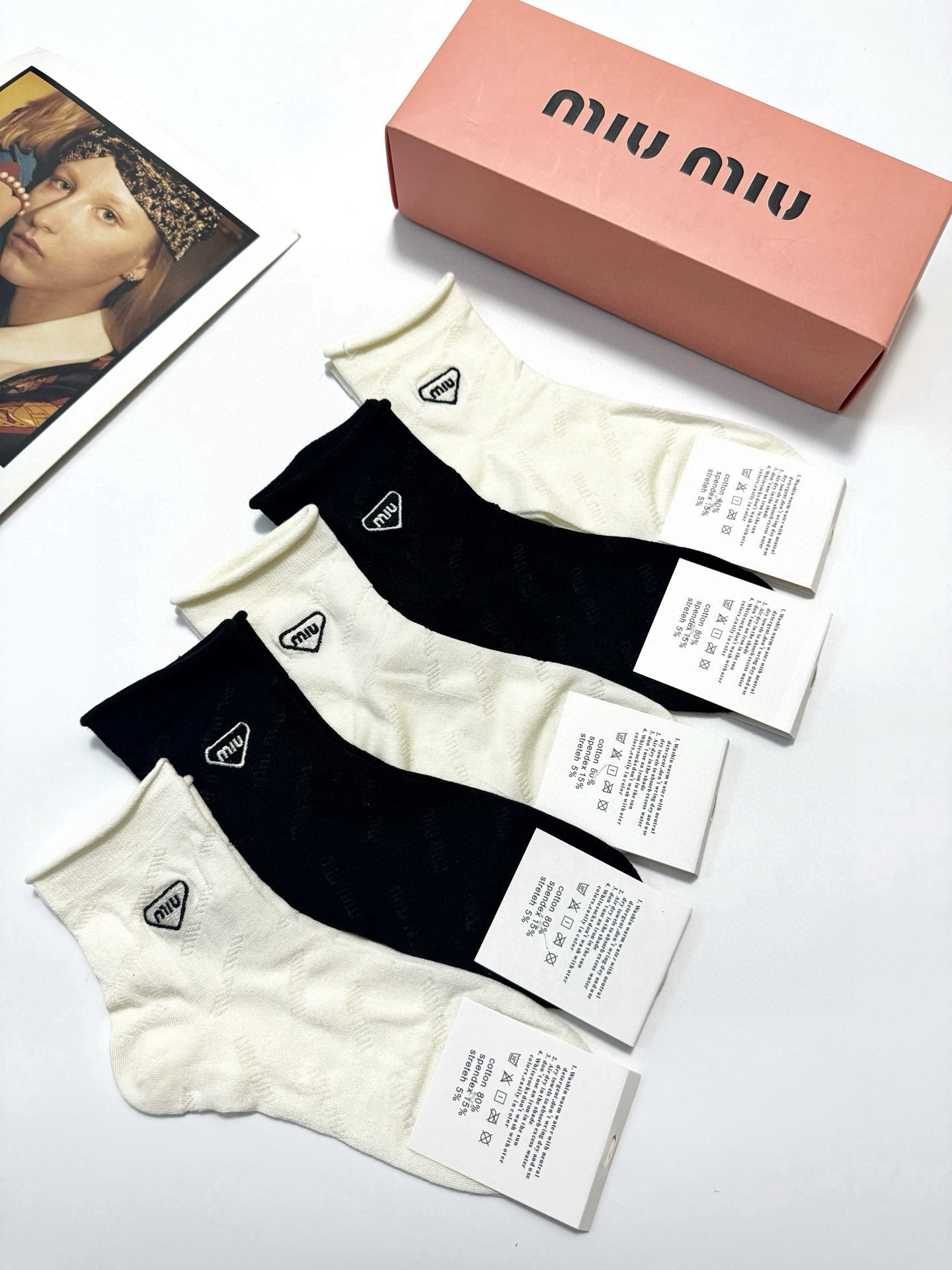  配包装
🌟【一盒5 双】
 🌟缪缪miumiu 经典字母刺绣logo 纯棉短筒袜 ，ins超火爆空调袜