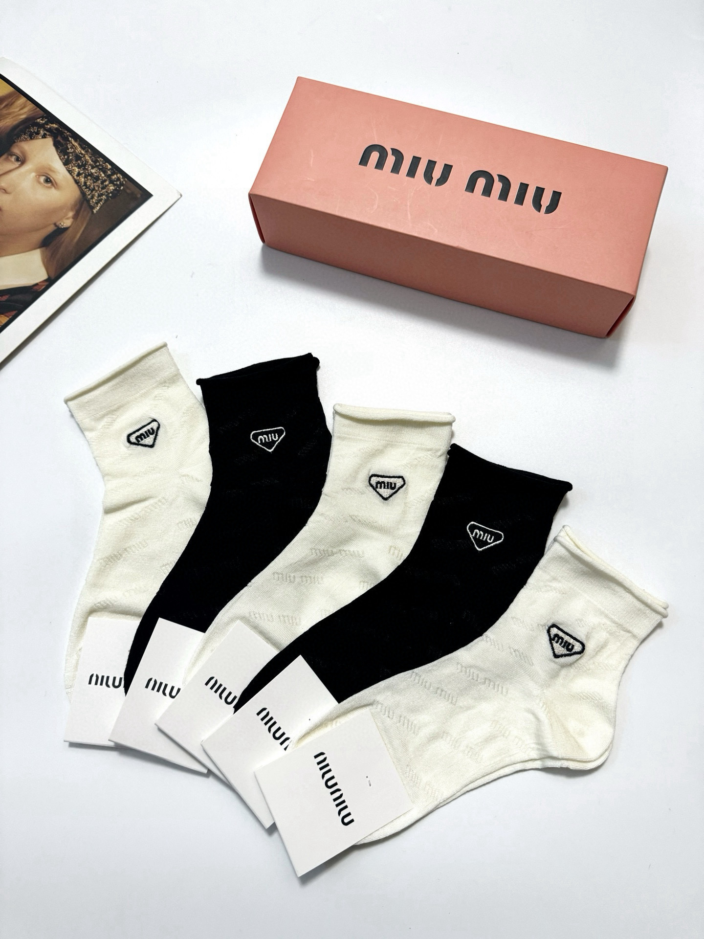  配包装
🌟【一盒5 双】
 🌟缪缪miumiu 经典字母刺绣logo 纯棉短筒袜 ，ins超火爆空调袜