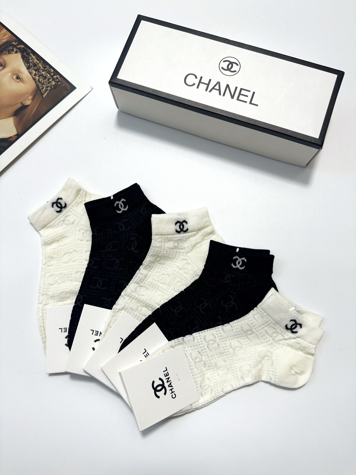  配包装
🌟【一盒5双】
🌟Chanel 香奈儿 经典字母logo 超薄船袜，纯棉 短袜空调袜
🌟ins