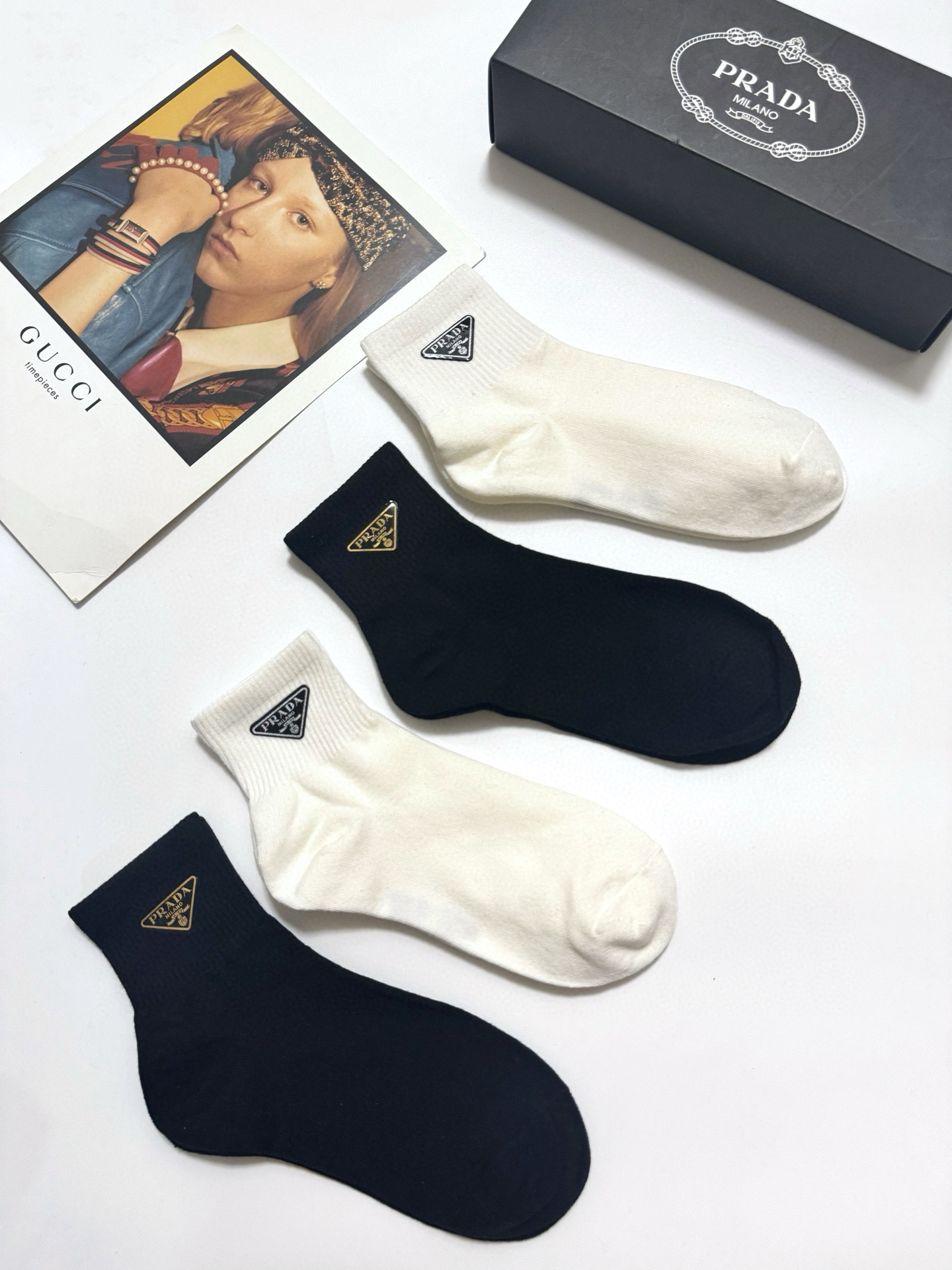  配包装
🌟【一盒4双】
🌟Prada 普拉达 经典字母logo 纯棉中筒袜 经典纯色短袜
🌟ins爆款
