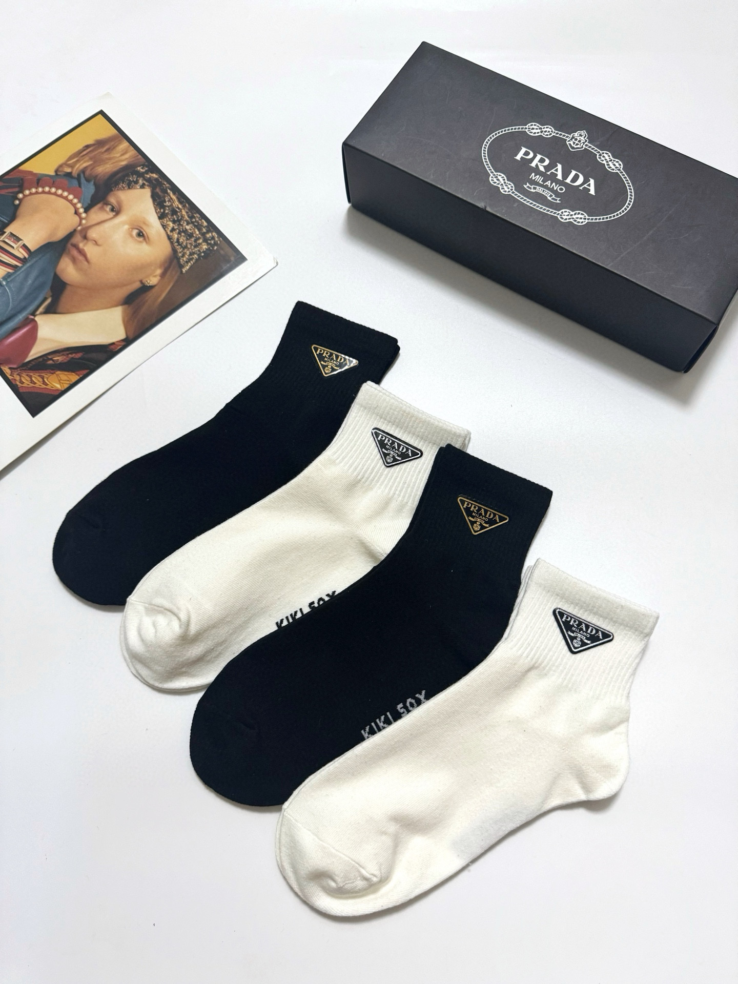  配包装
🌟【一盒4双】
🌟Prada 普拉达 经典字母logo 纯棉中筒袜 经典纯色短袜
🌟ins爆款