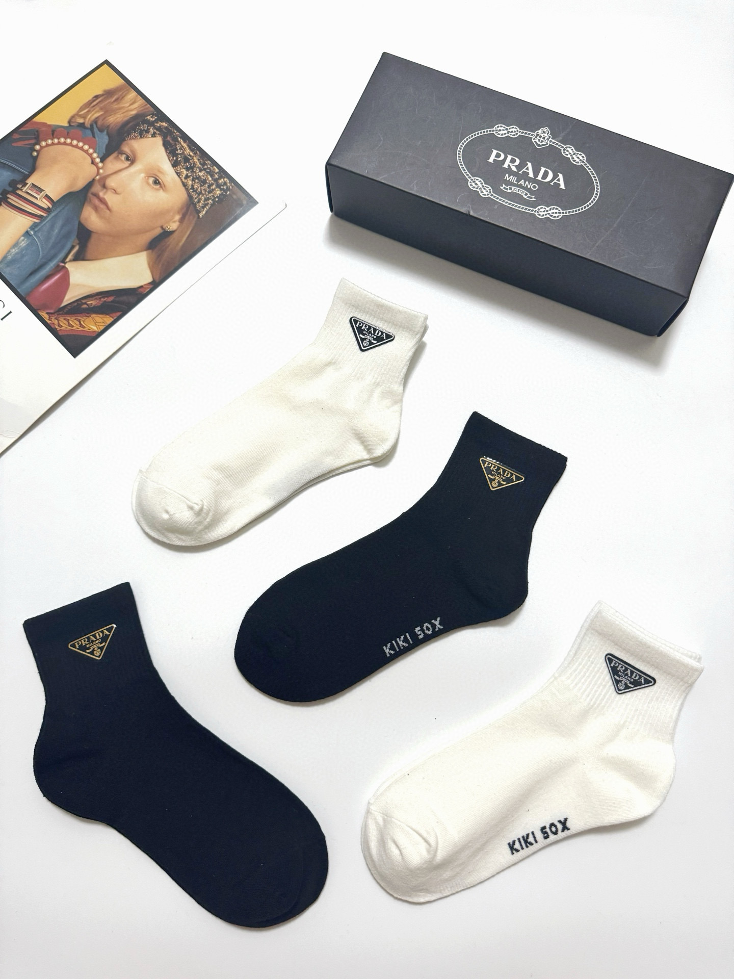  配包装
🌟【一盒4双】
🌟Prada 普拉达 经典字母logo 纯棉中筒袜 经典纯色短袜
🌟ins爆款
