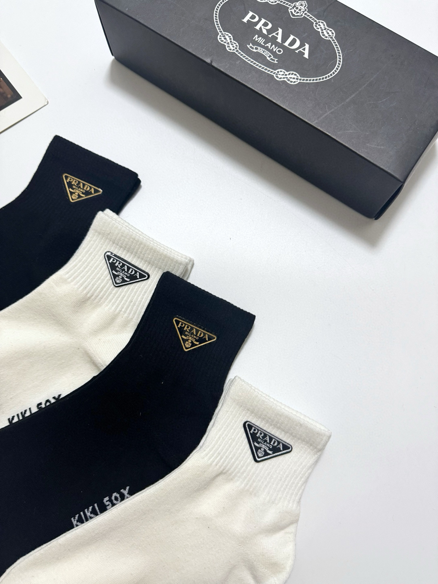  配包装
🌟【一盒4双】
🌟Prada 普拉达 经典字母logo 纯棉中筒袜 经典纯色短袜
🌟ins爆款