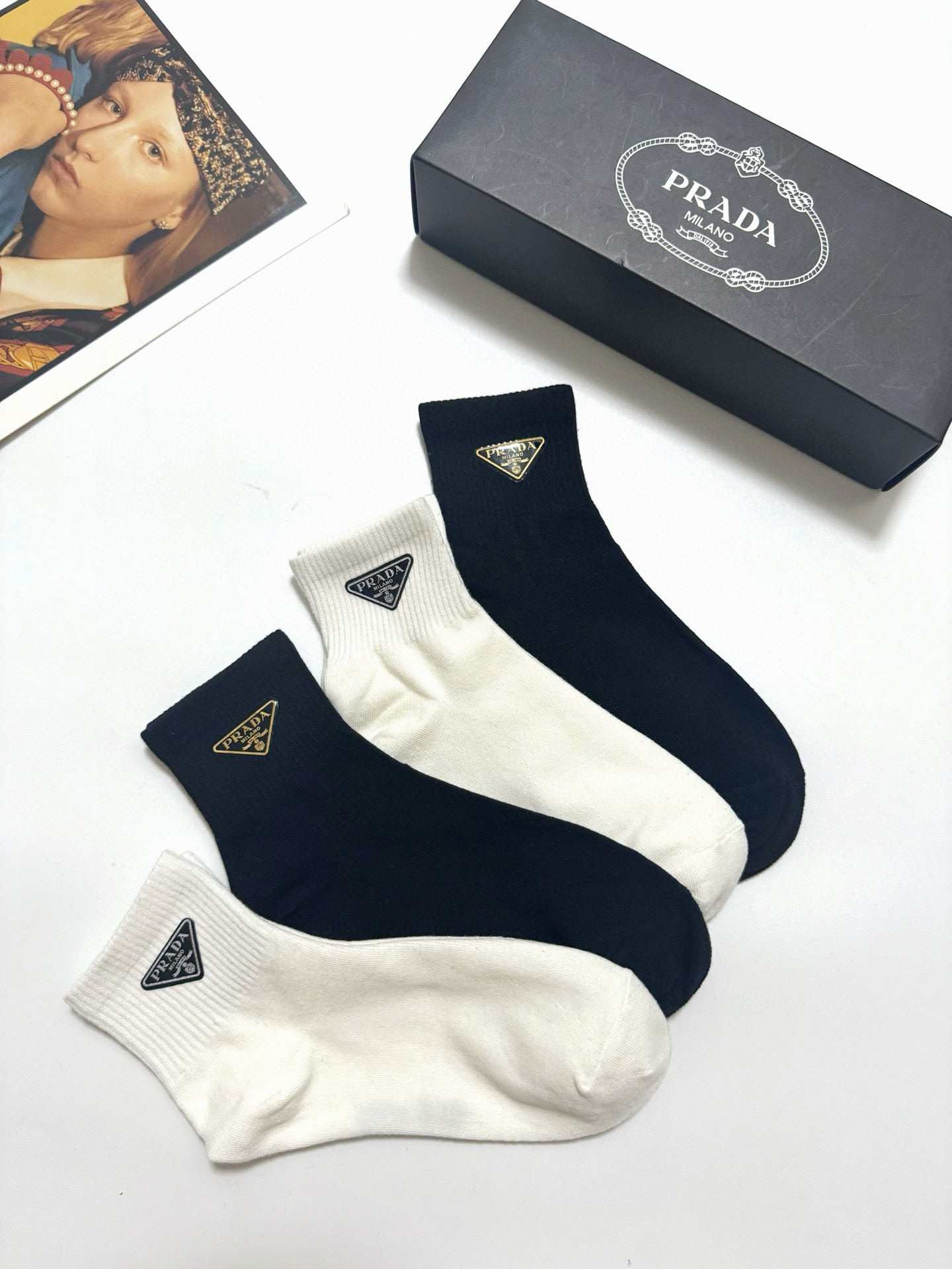  配包装
🌟【一盒4双】
🌟Prada 普拉达 经典字母logo 纯棉中筒袜 经典纯色短袜
🌟ins爆款