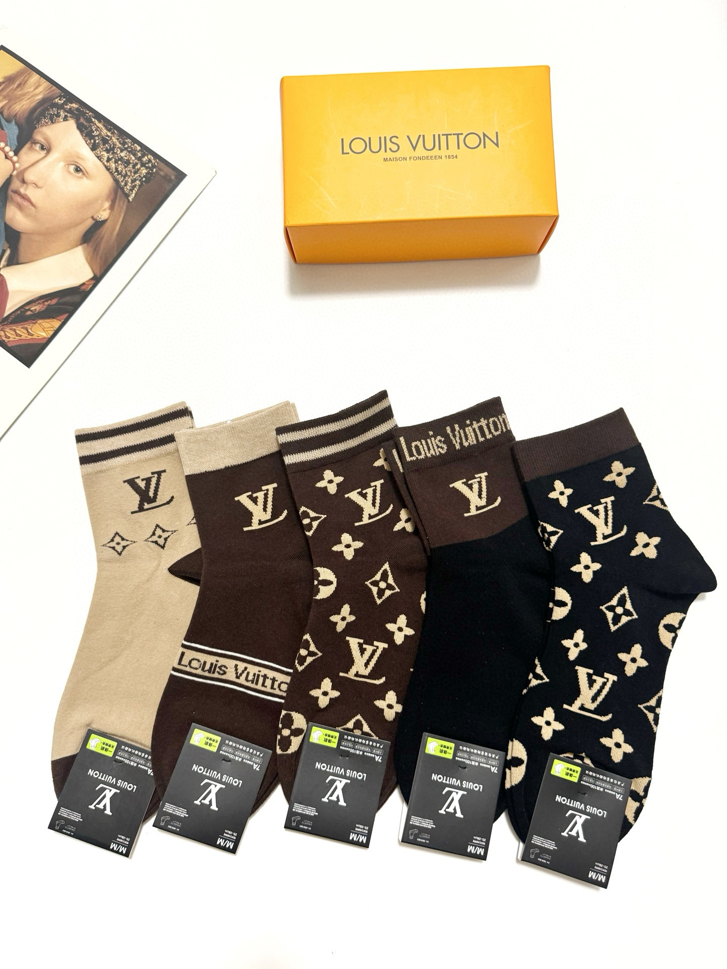   配包装
🌟【一盒5 双】
 🌟LV 路易威登 经典字母logo ins超火爆短筒袜，纯棉面料，潮人必