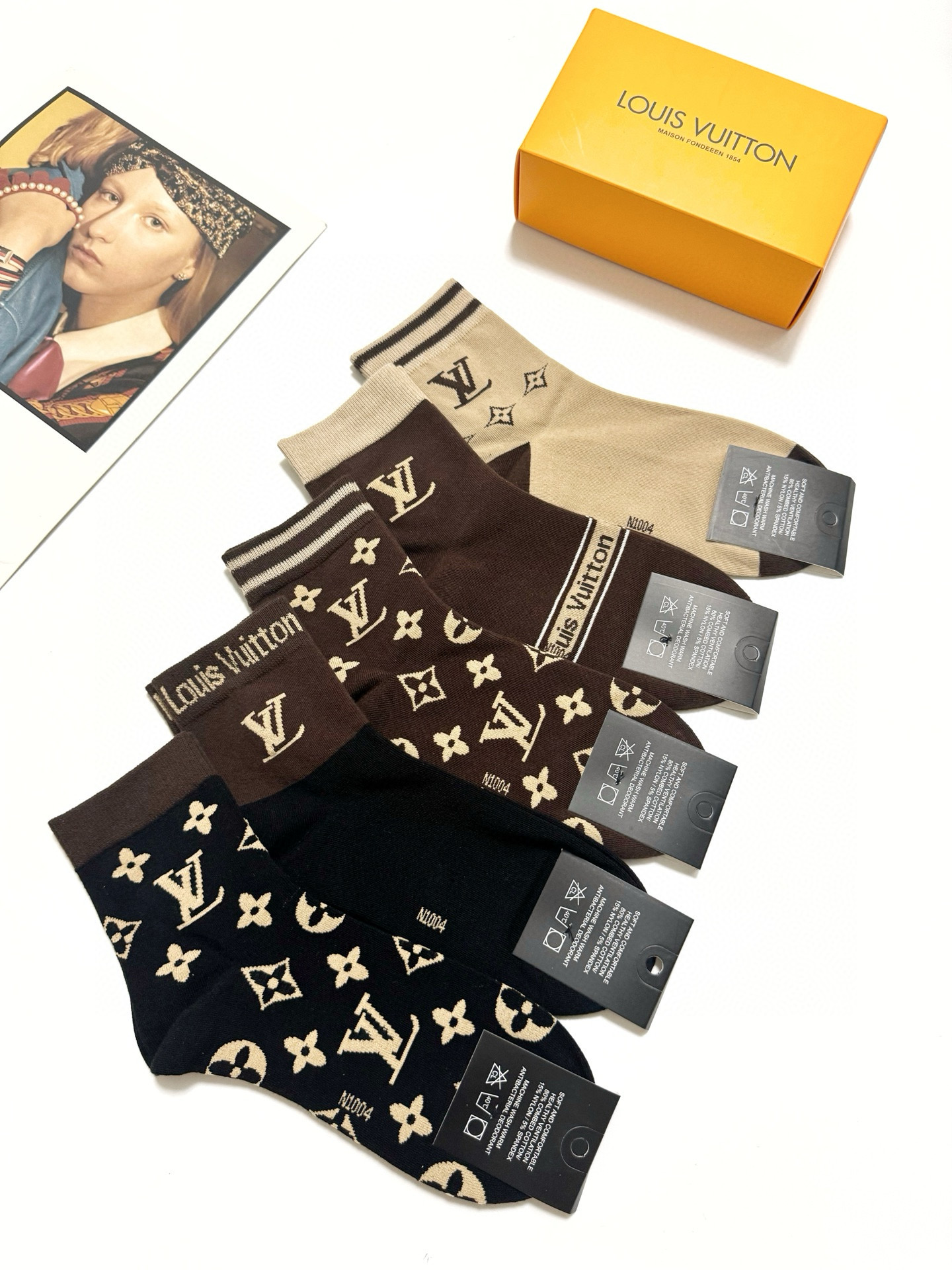   配包装
🌟【一盒5 双】
 🌟LV 路易威登 经典字母logo ins超火爆短筒袜，纯棉面料，潮人必
