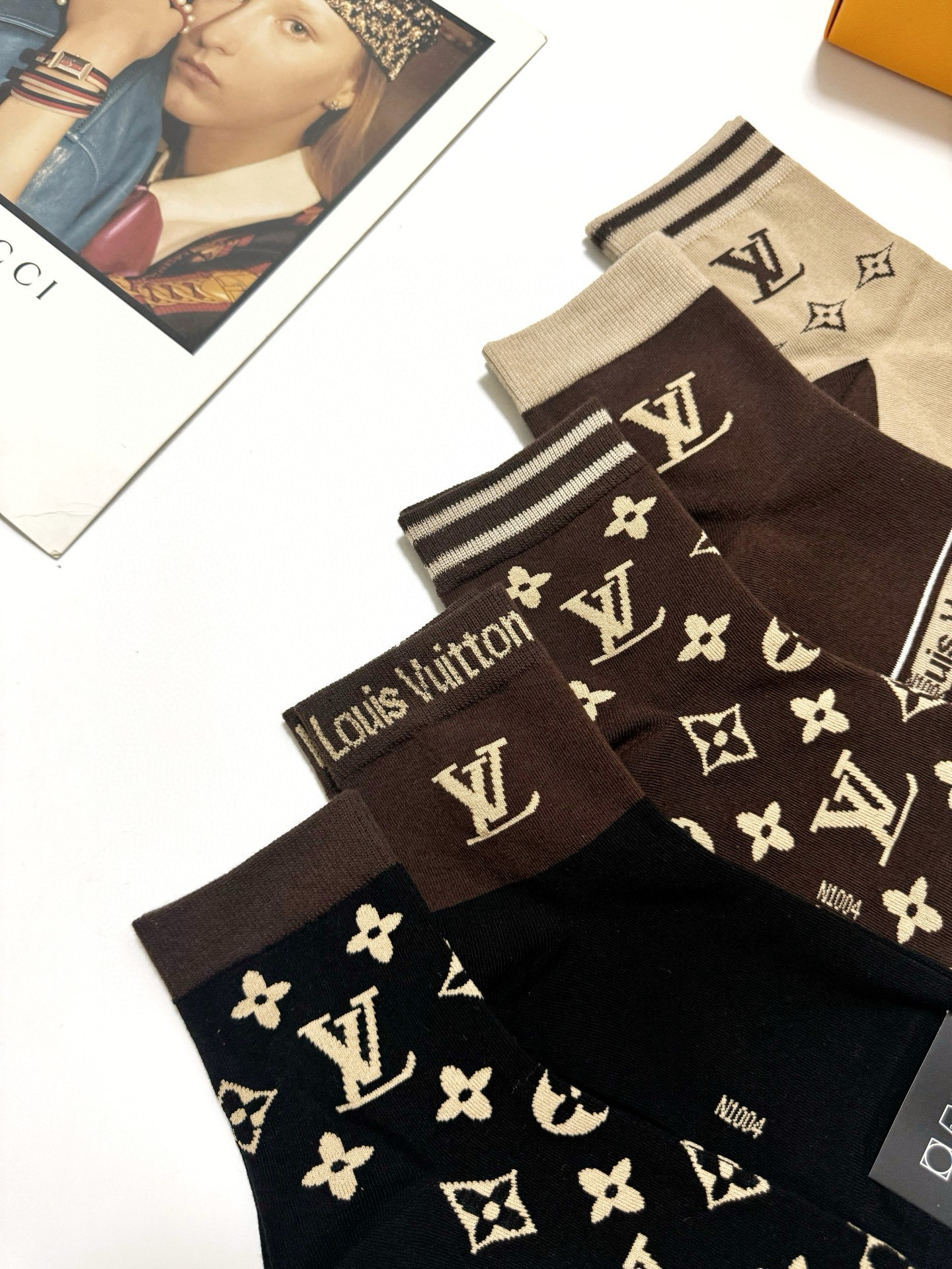   配包装
🌟【一盒5 双】
 🌟LV 路易威登 经典字母logo ins超火爆短筒袜，纯棉面料，潮人必