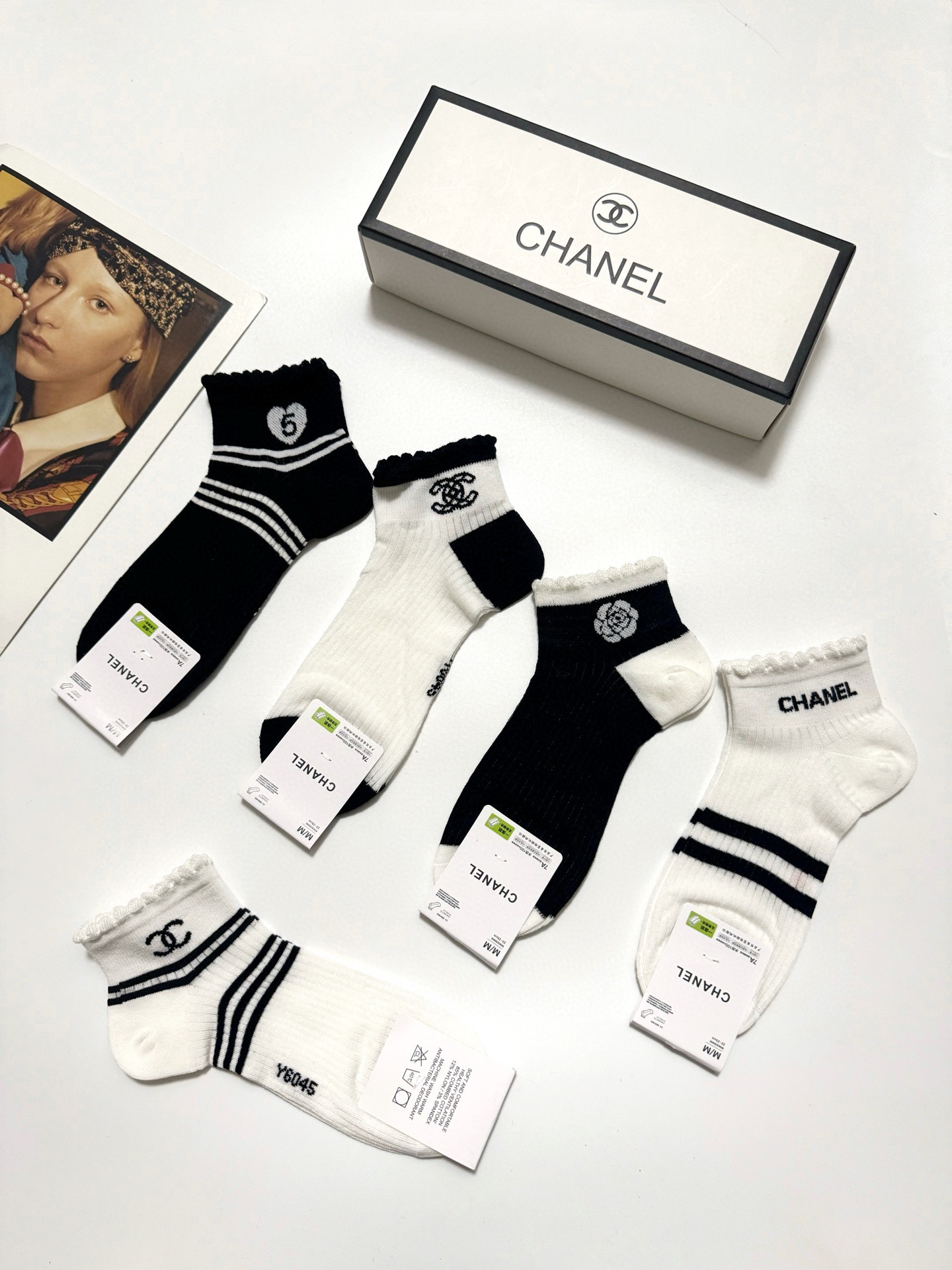  配包装
🌟【一盒5 双】
 🌟Chanel 香奈儿 经典字母logo ins超火爆短筒袜，纯棉面料，潮