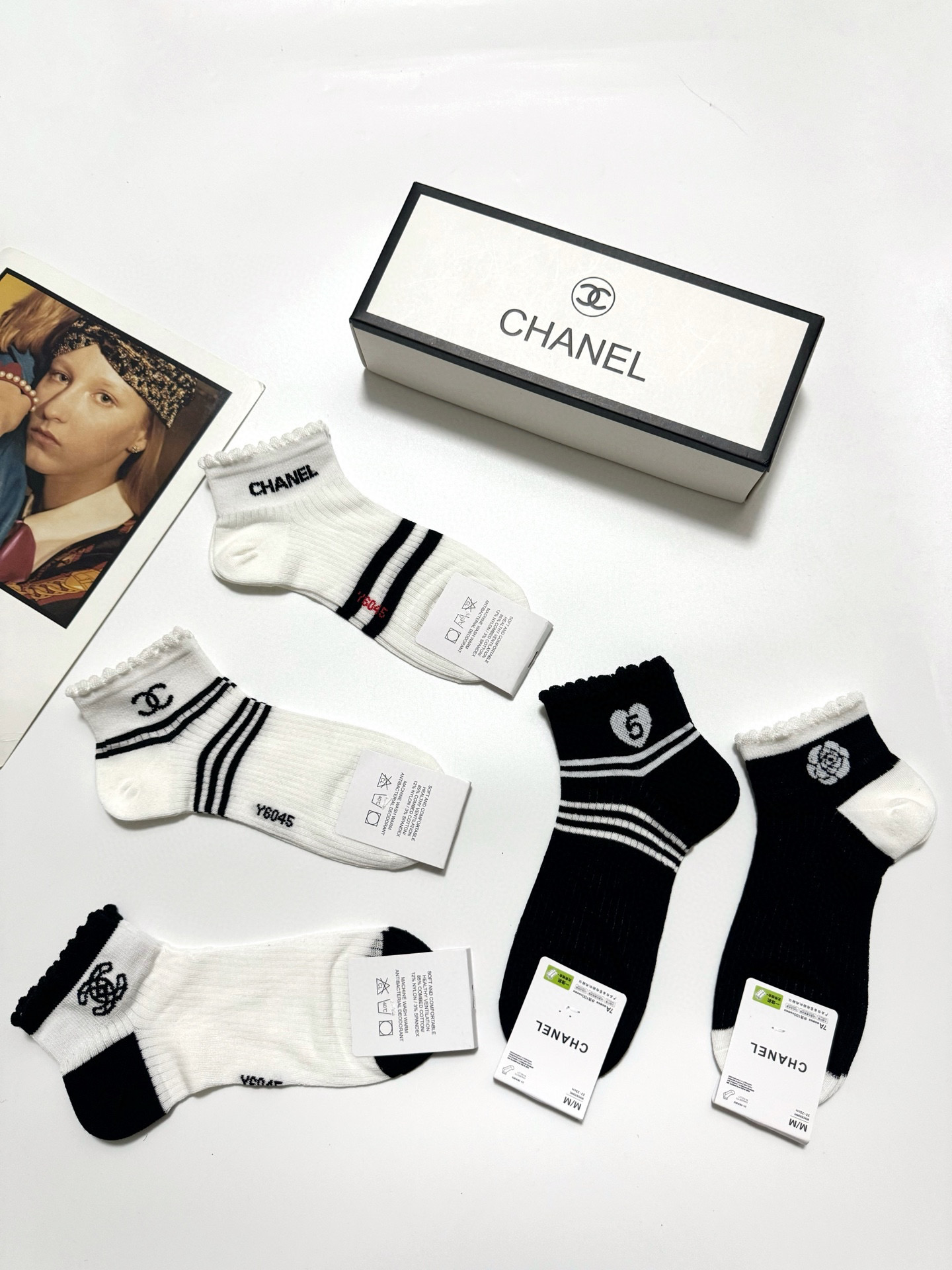  配包装
🌟【一盒5 双】
 🌟Chanel 香奈儿 经典字母logo ins超火爆短筒袜，纯棉面料，潮