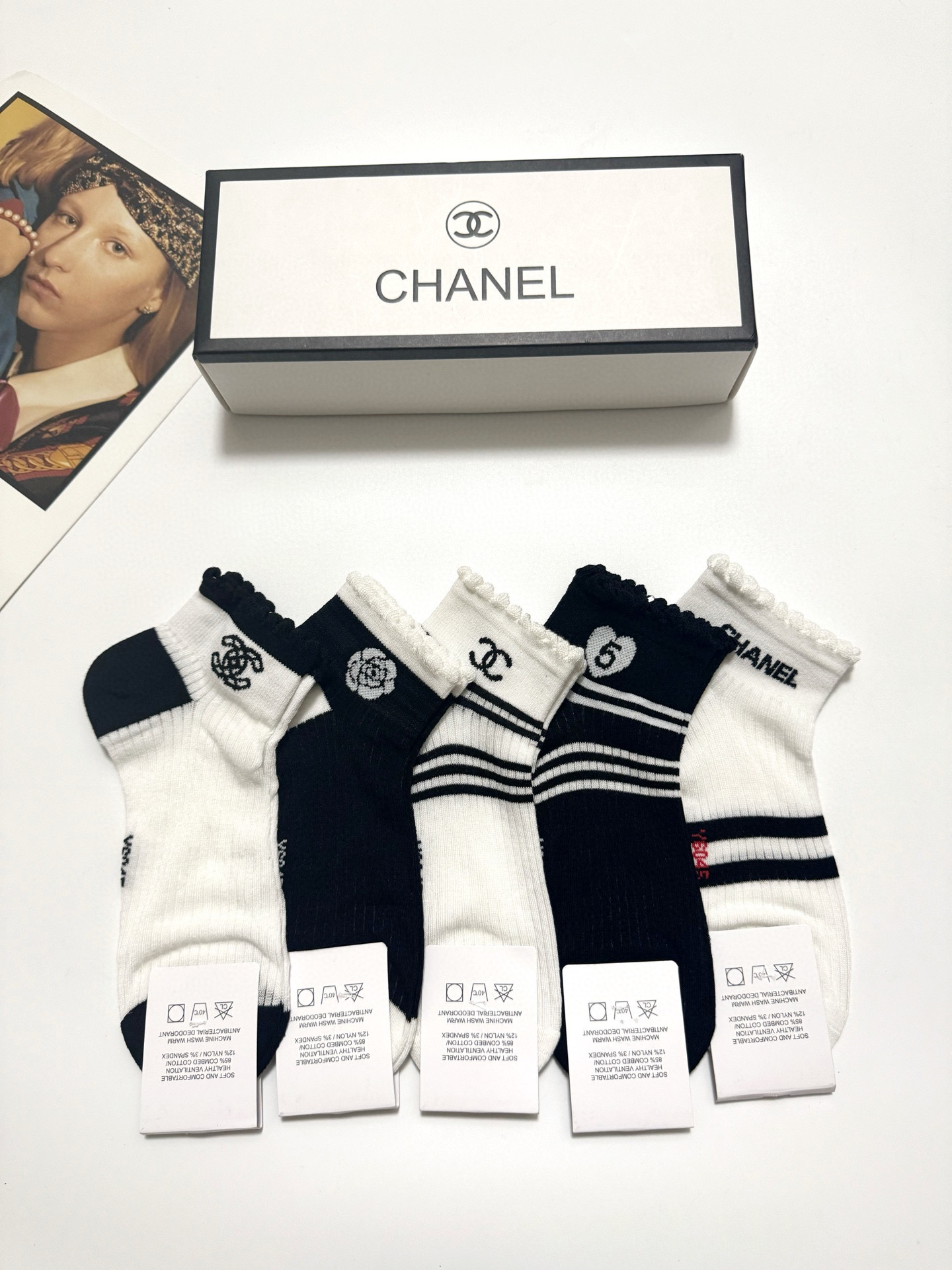  配包装
🌟【一盒5 双】
 🌟Chanel 香奈儿 经典字母logo ins超火爆短筒袜，纯棉面料，潮