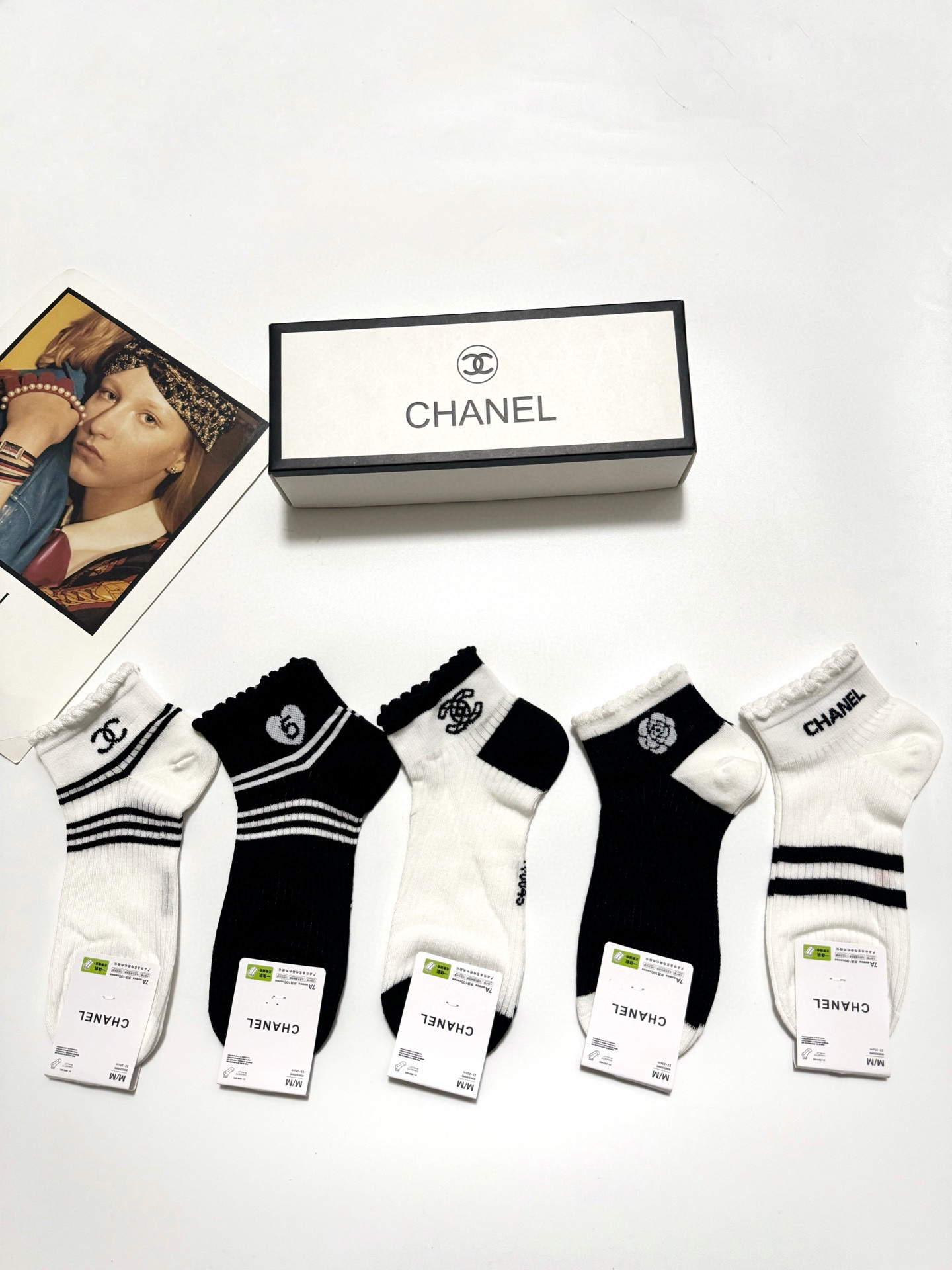  配包装
🌟【一盒5 双】
 🌟Chanel 香奈儿 经典字母logo ins超火爆短筒袜，纯棉面料，潮