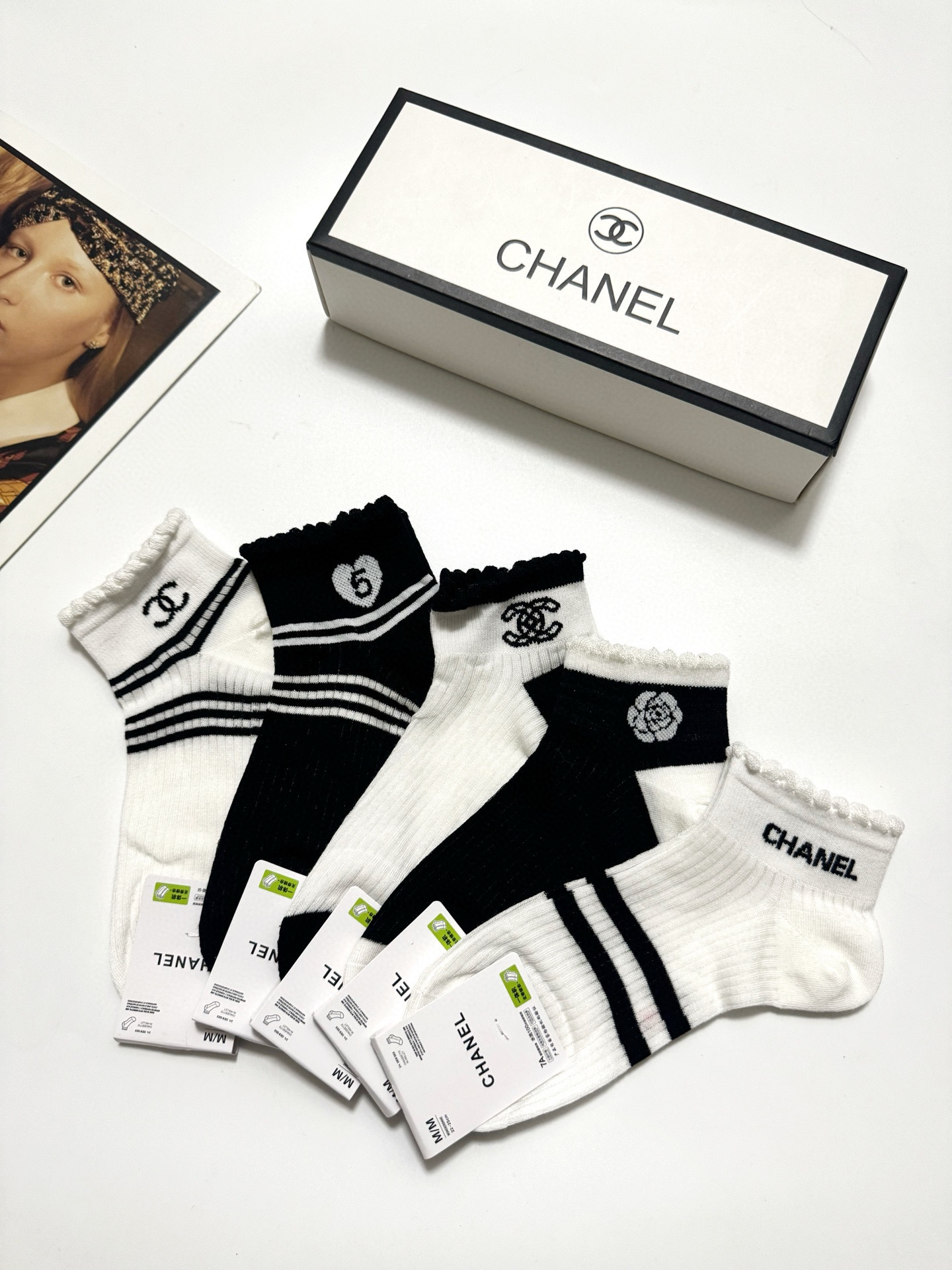  配包装
🌟【一盒5 双】
 🌟Chanel 香奈儿 经典字母logo ins超火爆短筒袜，纯棉面料，潮