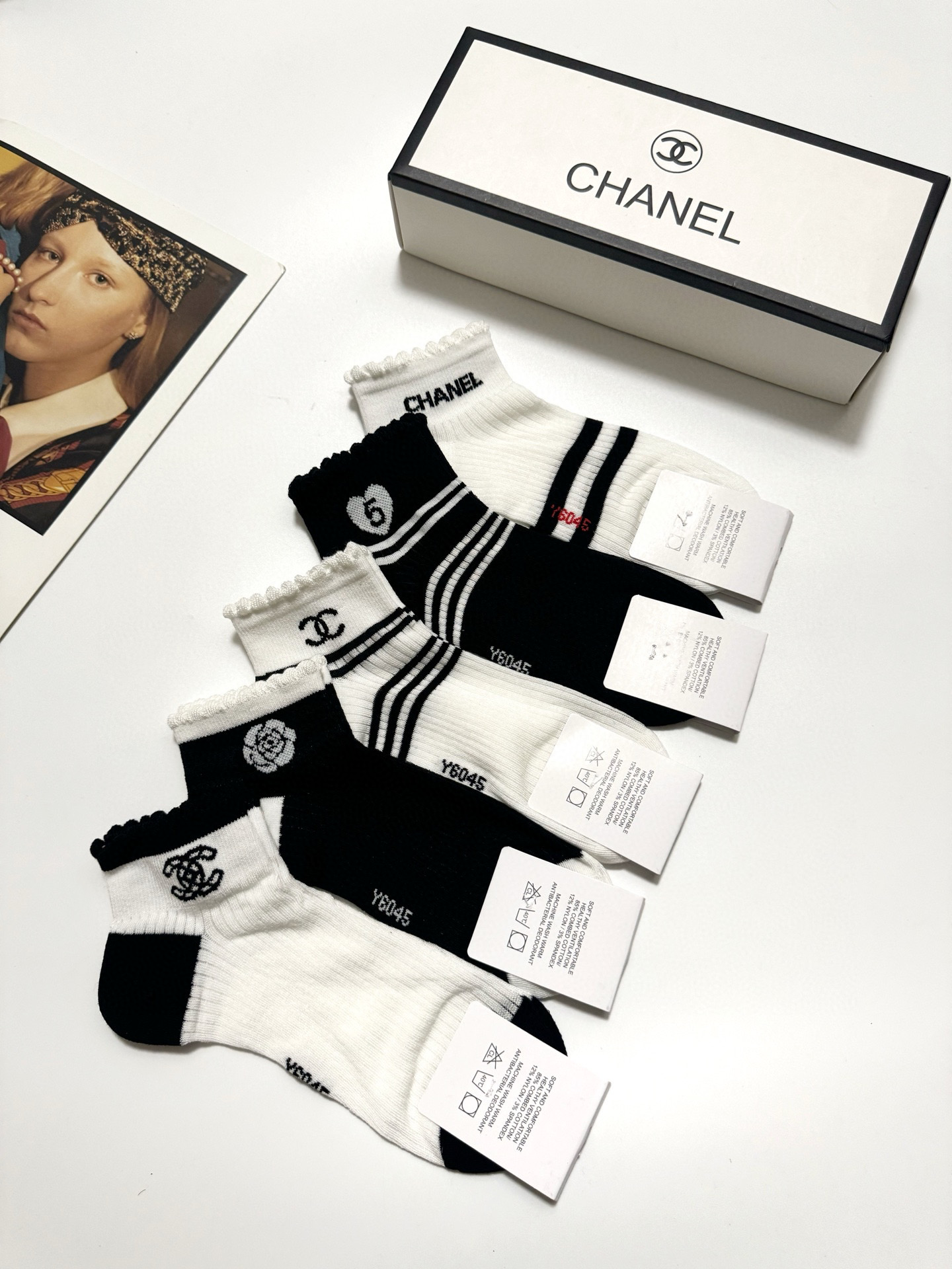  配包装
🌟【一盒5 双】
 🌟Chanel 香奈儿 经典字母logo ins超火爆短筒袜，纯棉面料，潮
