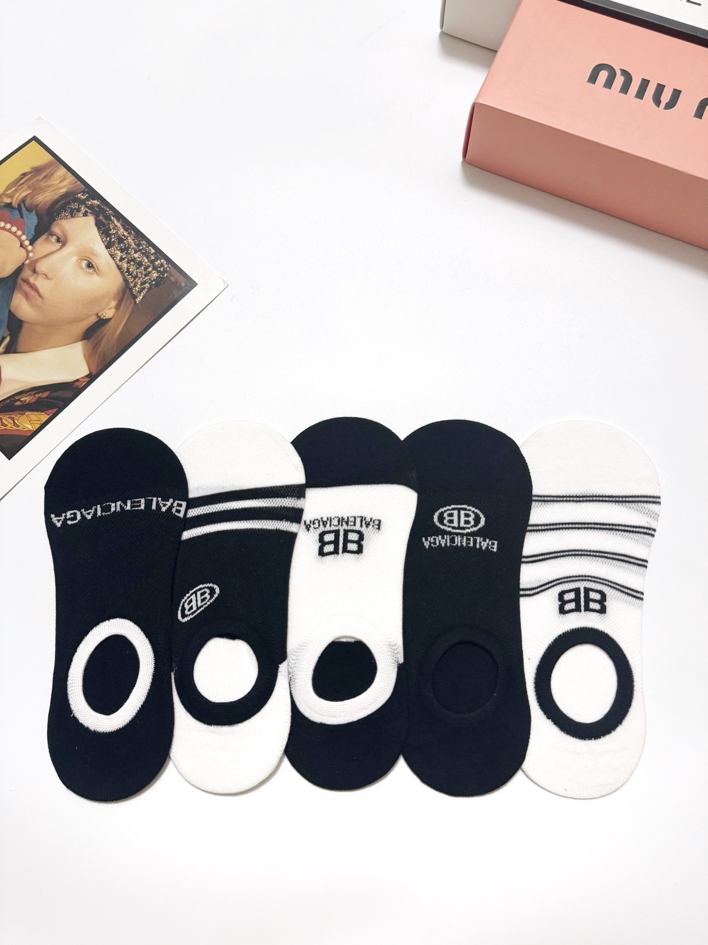 配包装
🌟【一盒5双】
 🌟Balenciaga 巴黎世家 经典字母logo 纯棉船袜   ，ins超