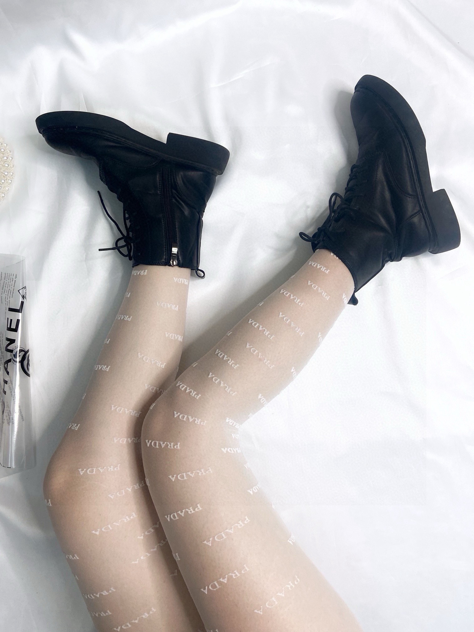  配包装
【一盒一双】🌟Prada 普拉达经典植绒字母丝袜 🌟好看到爆炸 ，欧美大牌丝袜。一比一高版本制