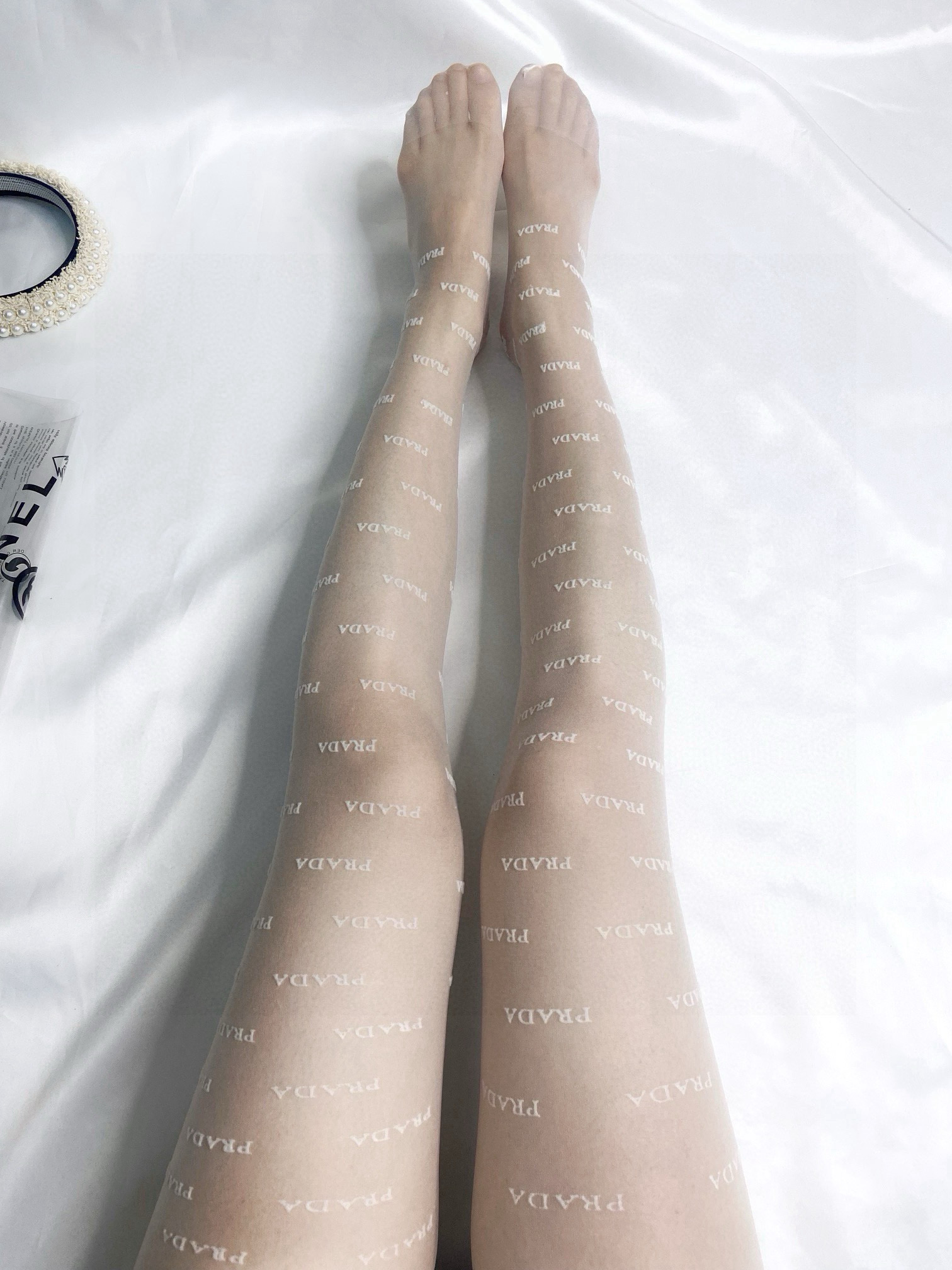  配包装
【一盒一双】🌟Prada 普拉达经典植绒字母丝袜 🌟好看到爆炸 ，欧美大牌丝袜。一比一高版本制