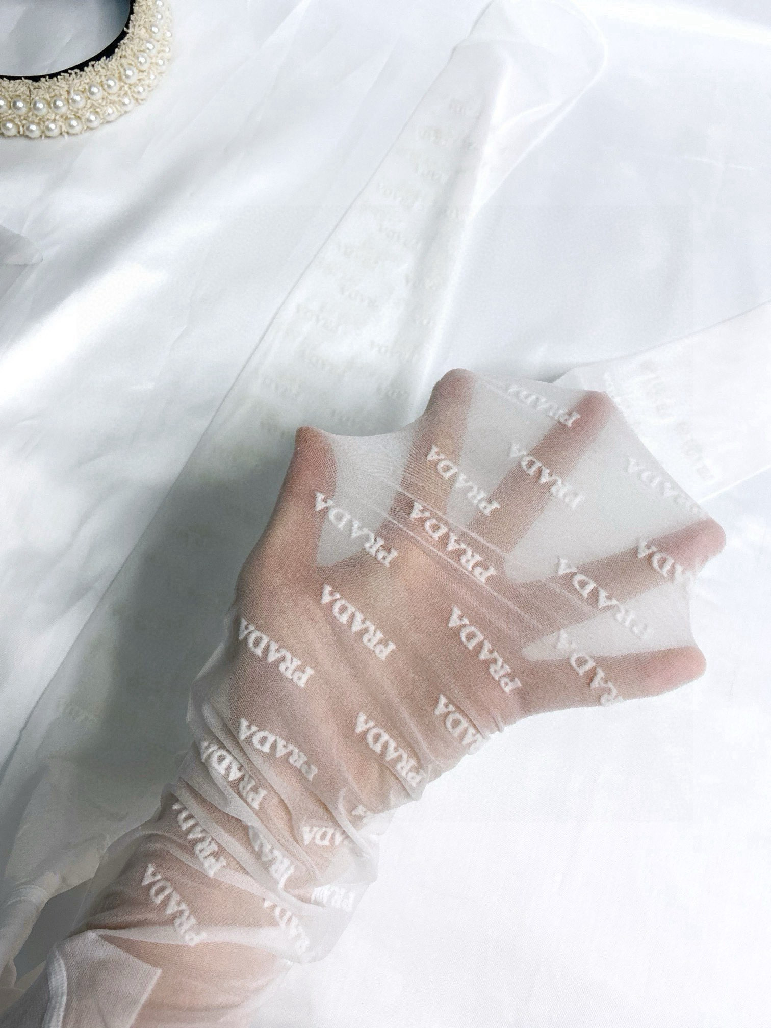  配包装
【一盒一双】🌟Prada 普拉达经典植绒字母丝袜 🌟好看到爆炸 ，欧美大牌丝袜。一比一高版本制