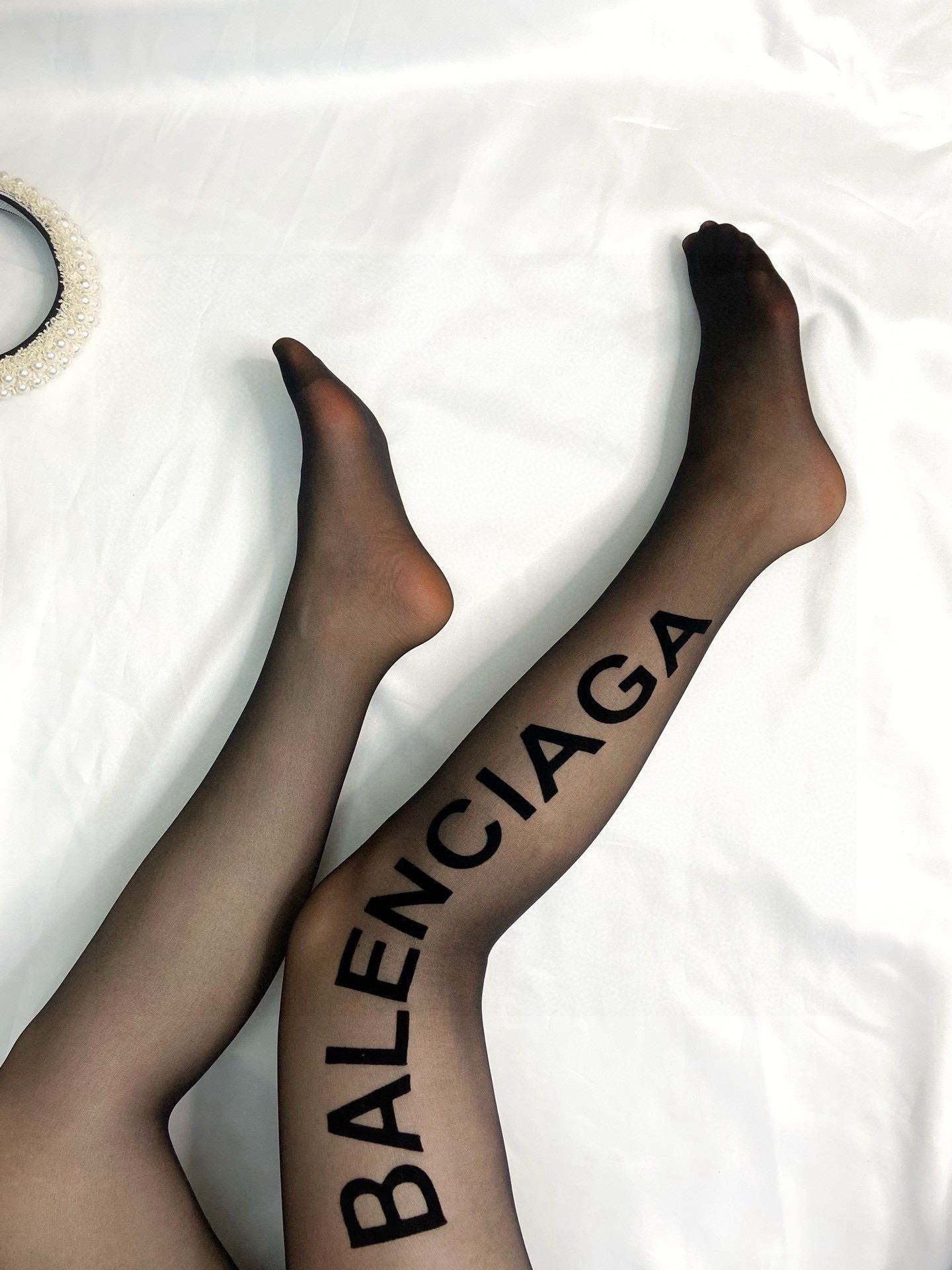 。配包装
【一盒一双】🌟Balenciaga巴黎世家植绒字母丝袜 🌟好看到爆炸 ，欧美大牌丝袜。一比一高