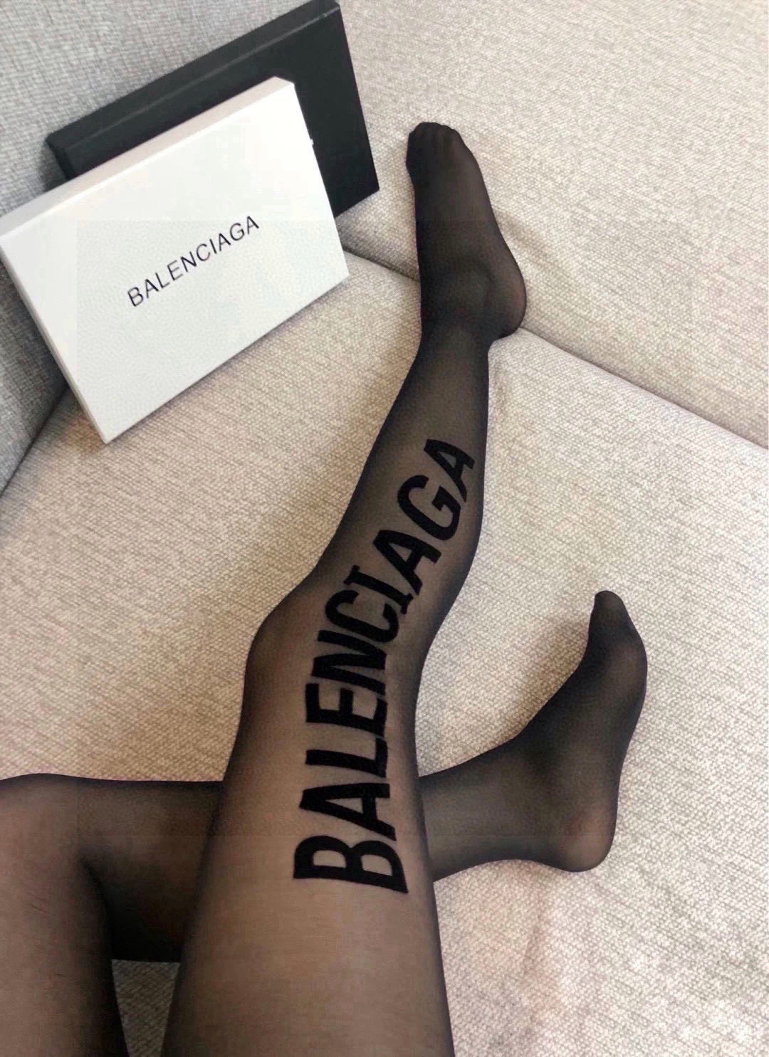 。配包装
【一盒一双】🌟Balenciaga巴黎世家植绒字母丝袜 🌟好看到爆炸 ，欧美大牌丝袜。一比一高